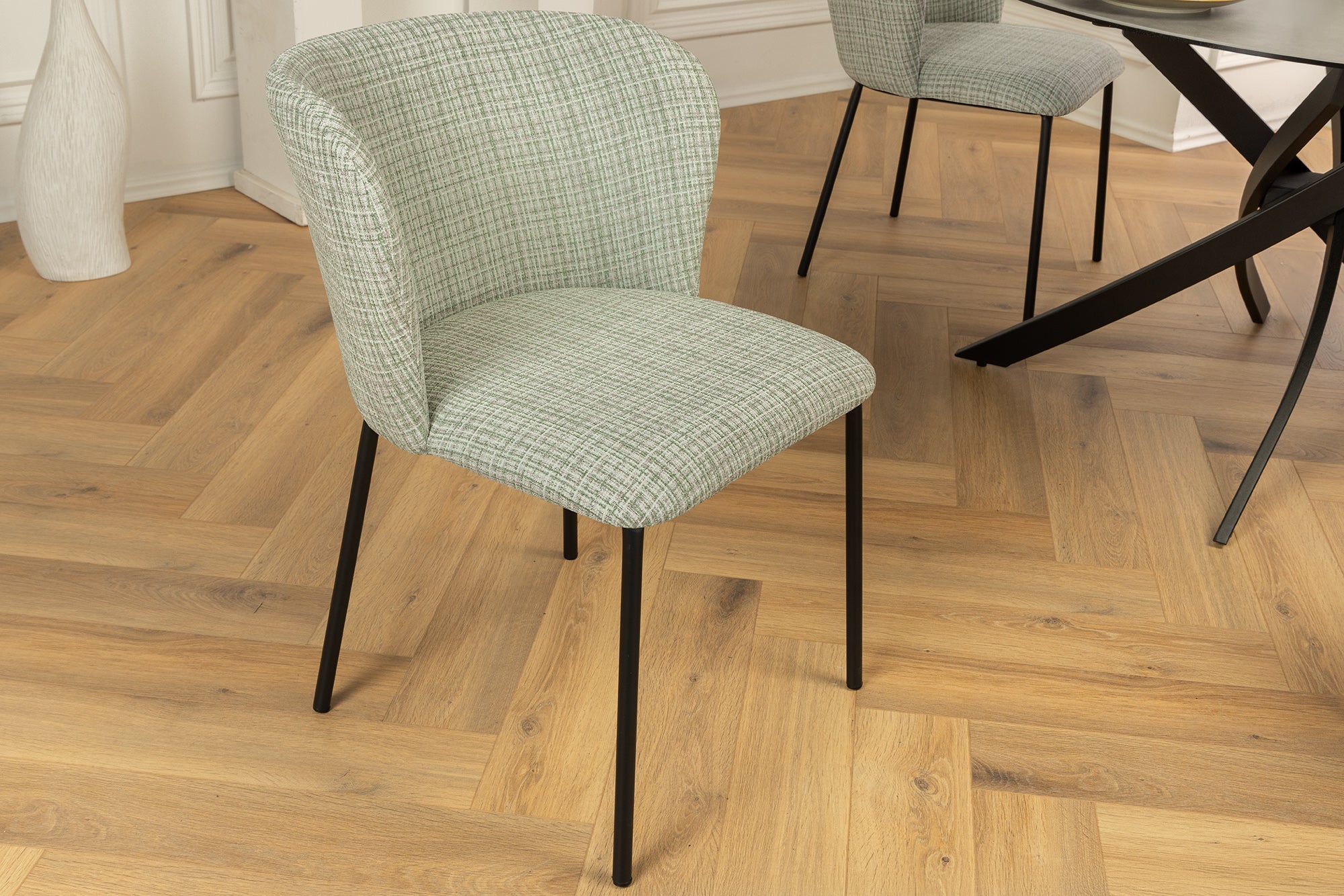 Lote de 2 sillas LYON de diseño a cuadros verde-rosa con patas rizadas de metal negro
