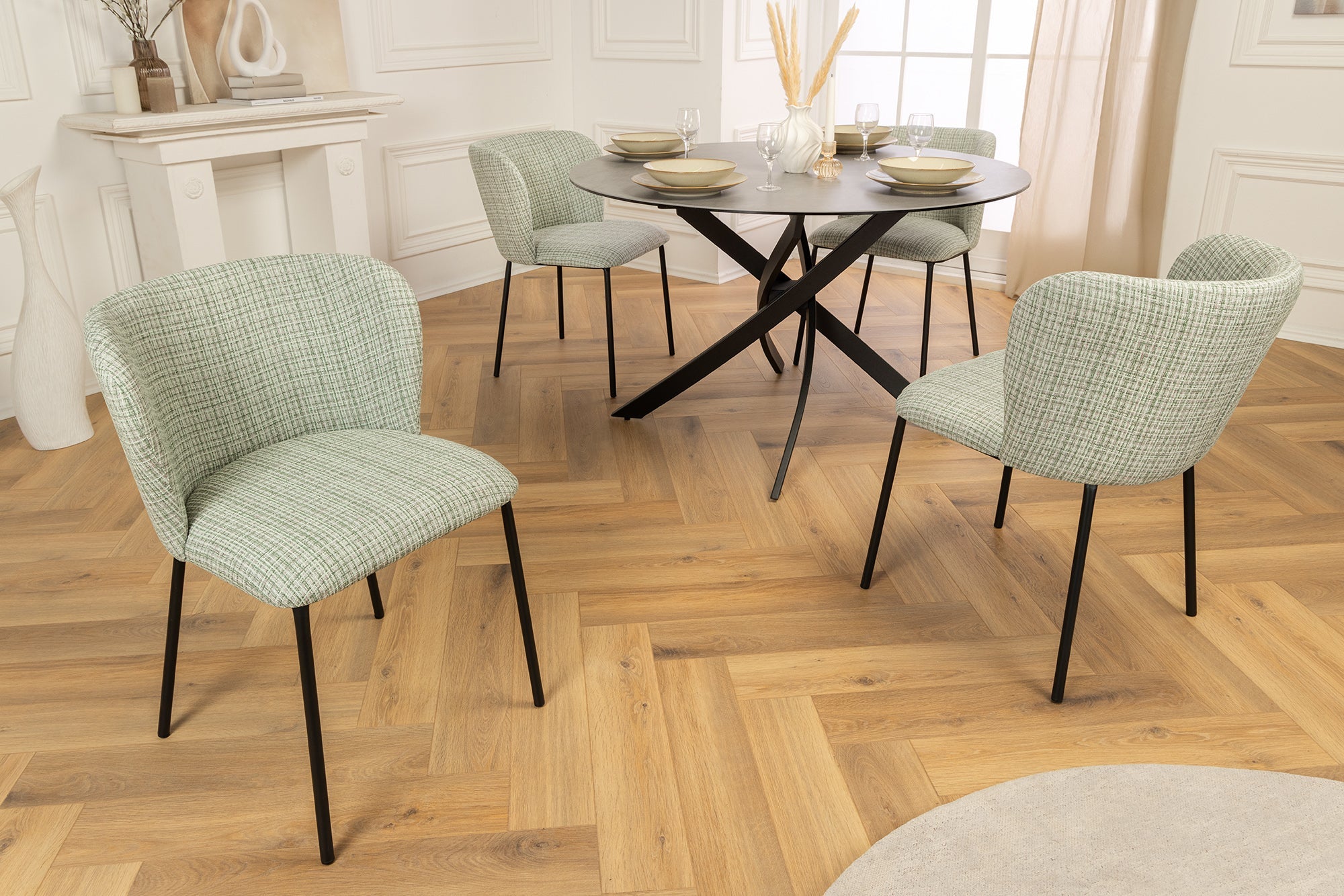 Lote de 2 sillas LYON de diseño a cuadros verde-rosa con patas rizadas de metal negro