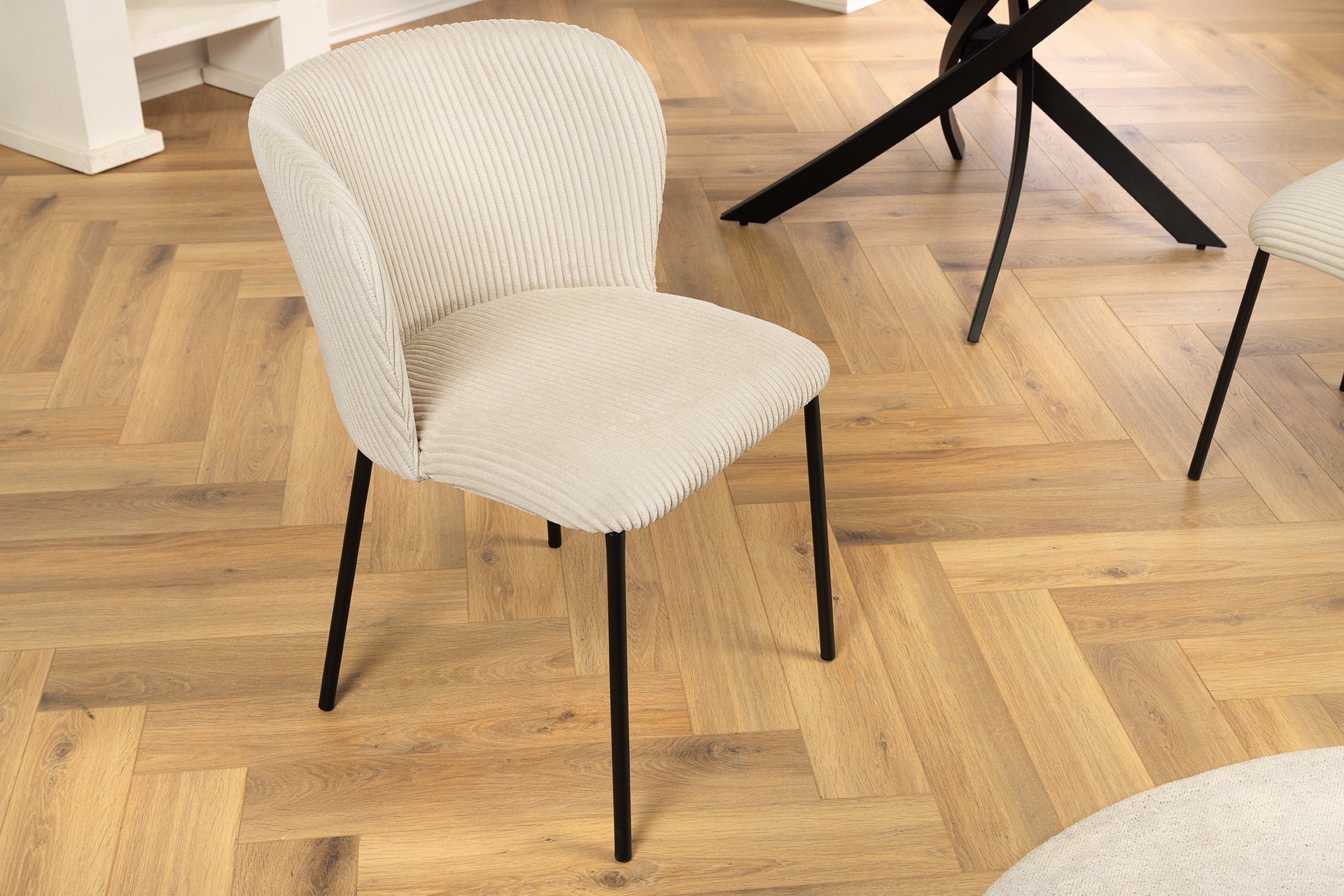 Lote de 2 sillas de pana beige de diseño LYON con patas de metal negro