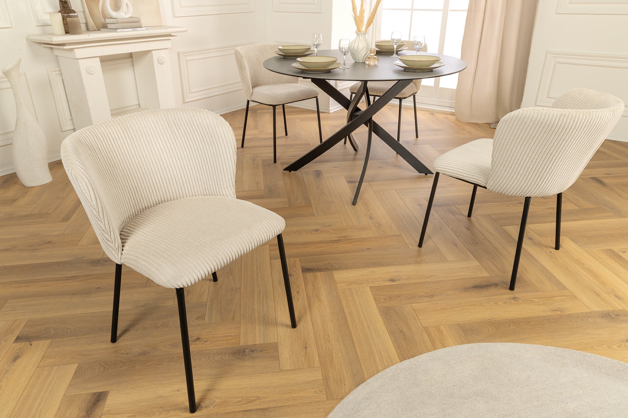 Lote de 2 sillas de pana beige de diseño LYON con patas de metal negro