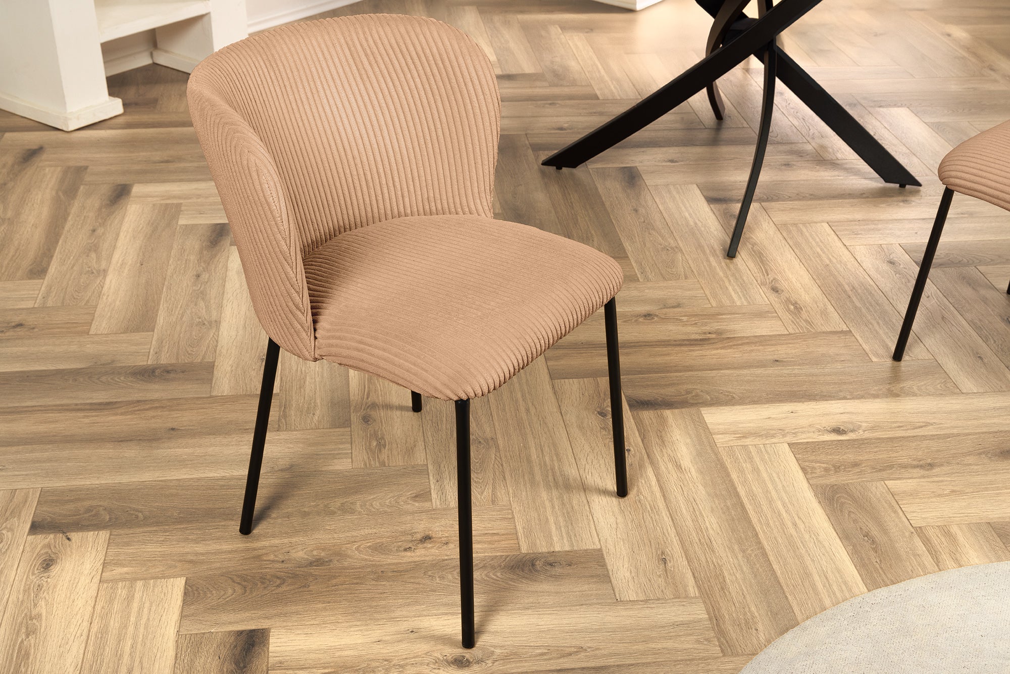 Lote de 2x sillas de diseño LYON pana rosa patas de metal negro