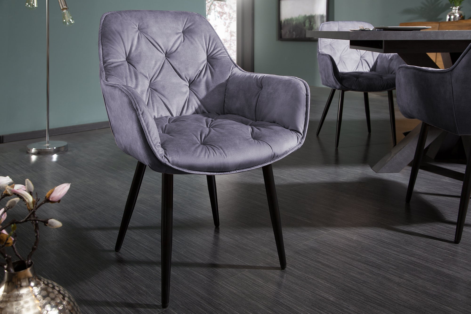 Chaise design MILANO en velours gris avec accoudoirs matelassés décoratifs et pieds en métal noir rembourrés