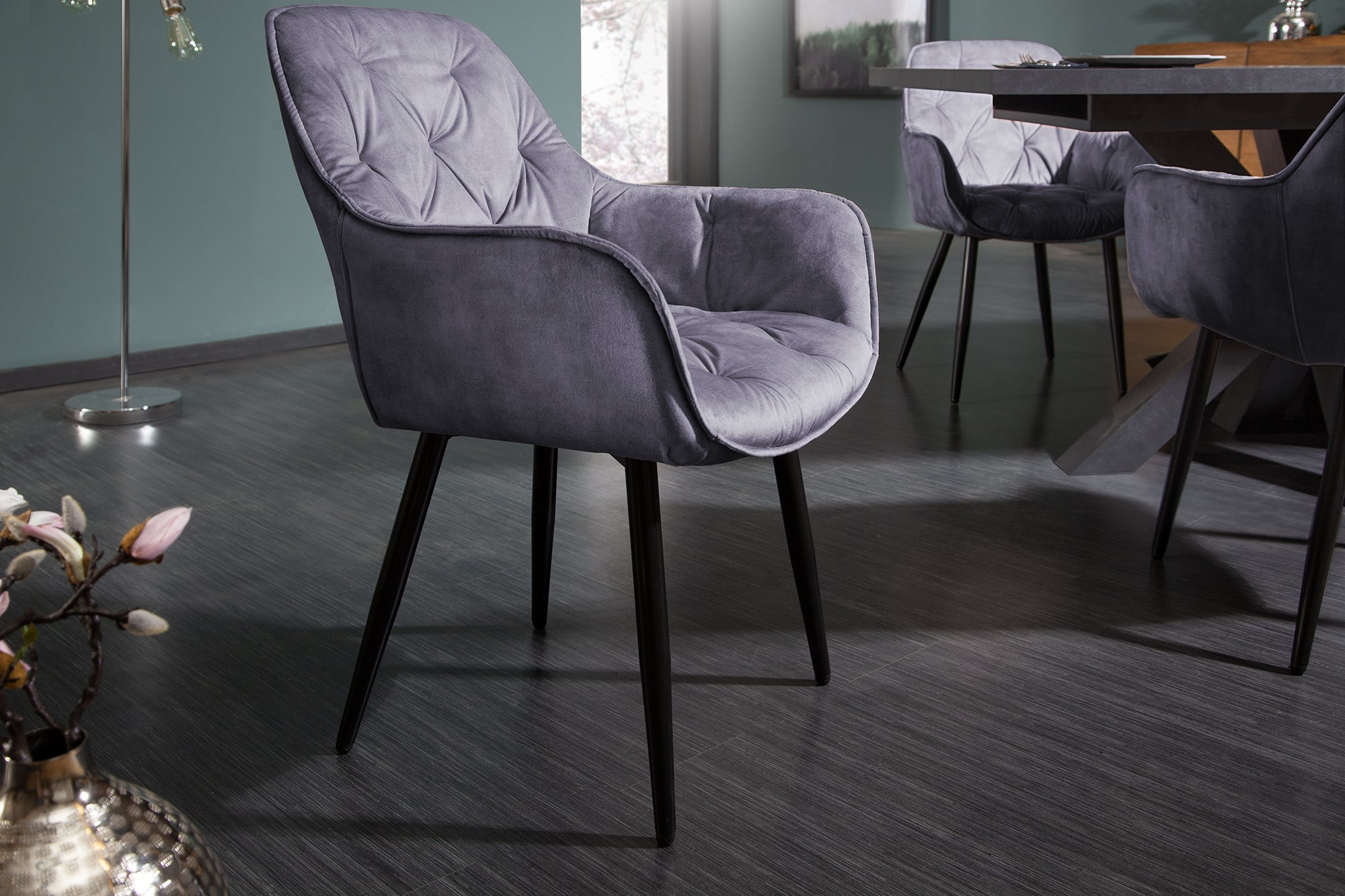 Chaise design MILANO en velours gris avec accoudoirs matelassés décoratifs et pieds en métal noir rembourrés