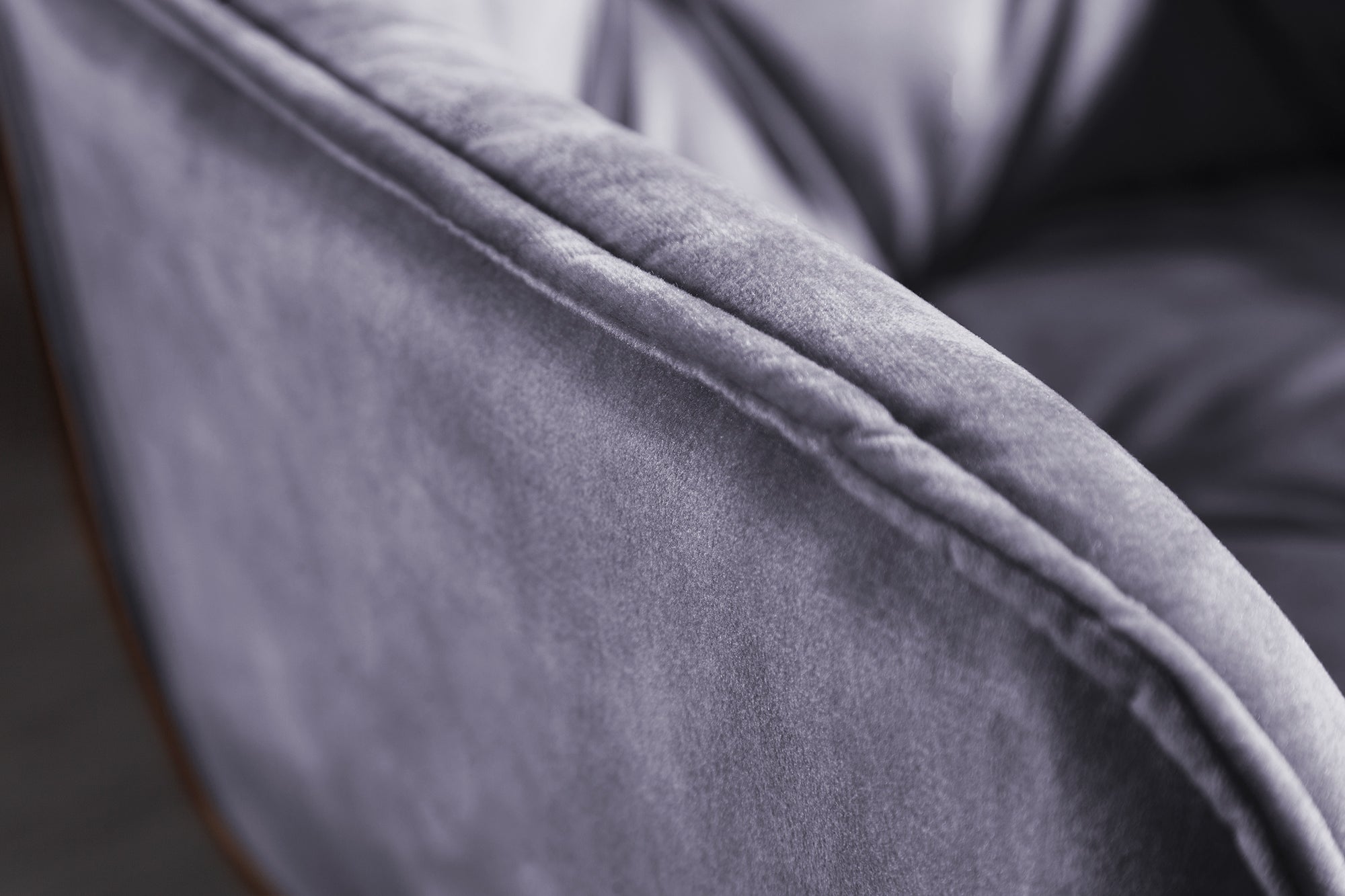Chaise design MILANO en velours gris avec accoudoirs matelassés décoratifs et pieds en métal noir rembourrés