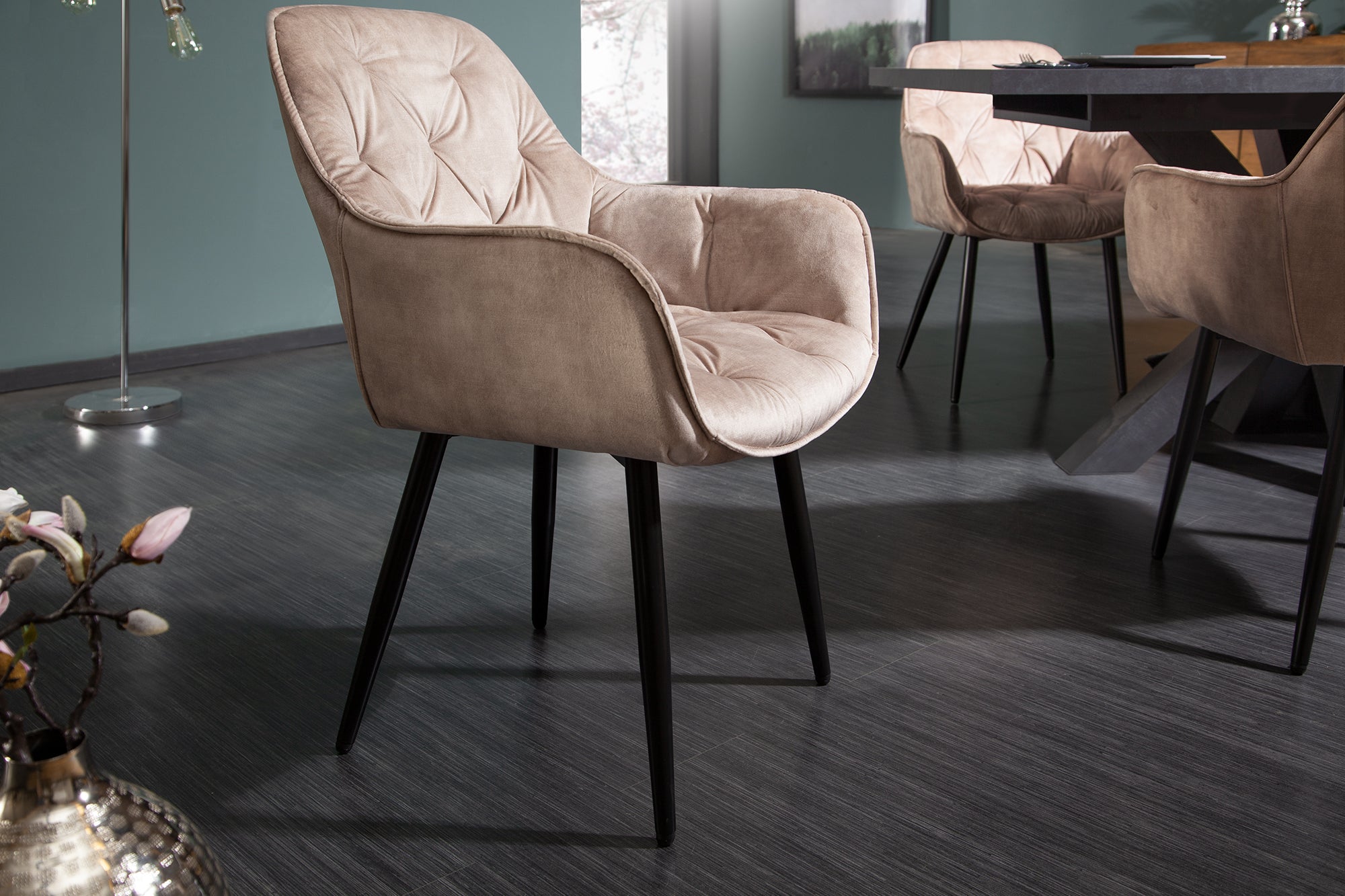 Chaise design MILANO velours beige champagne avec accoudoir tapissée pieds métal noir