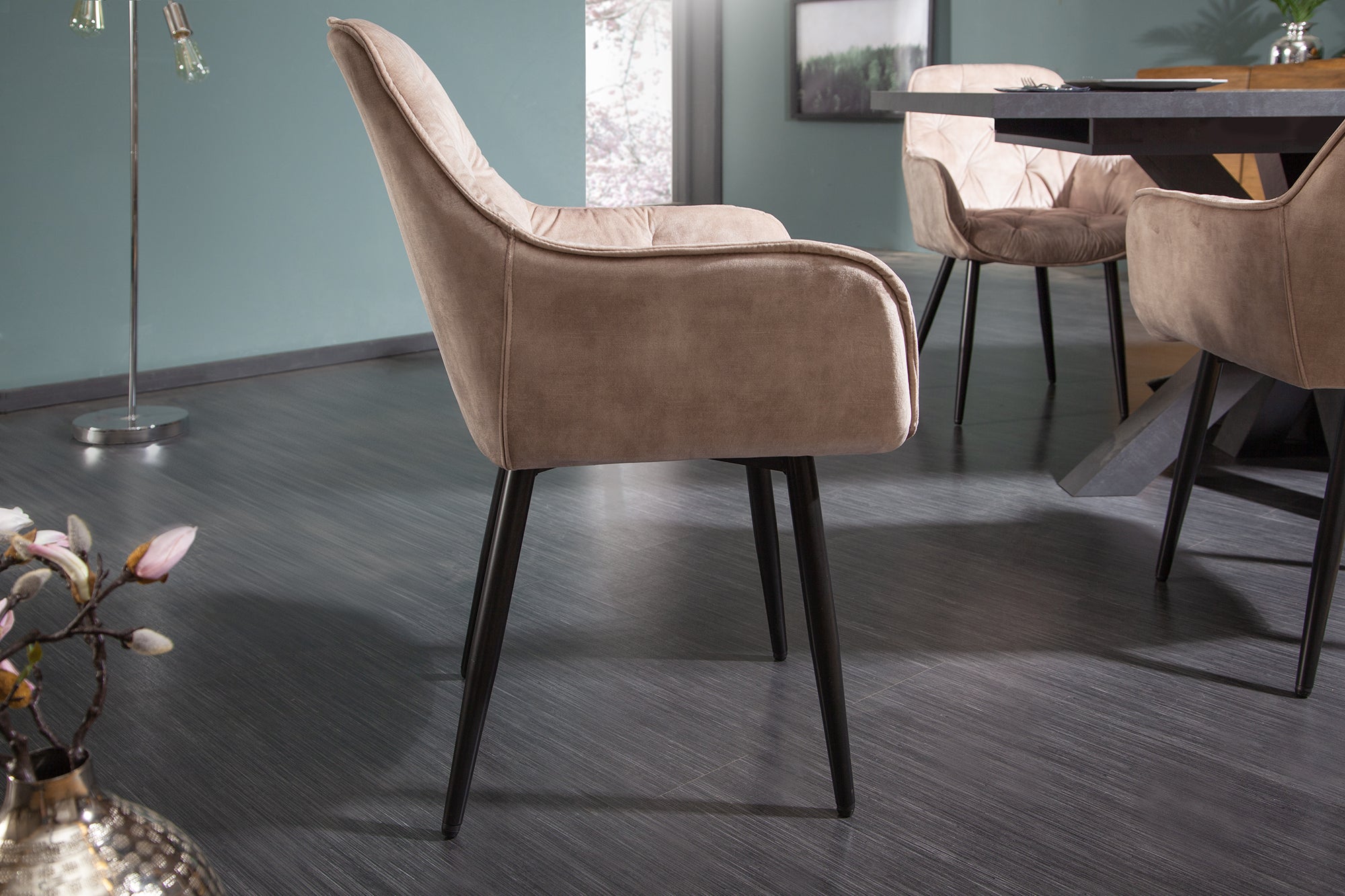 Chaise design MILANO velours beige champagne avec accoudoir tapissée pieds métal noir