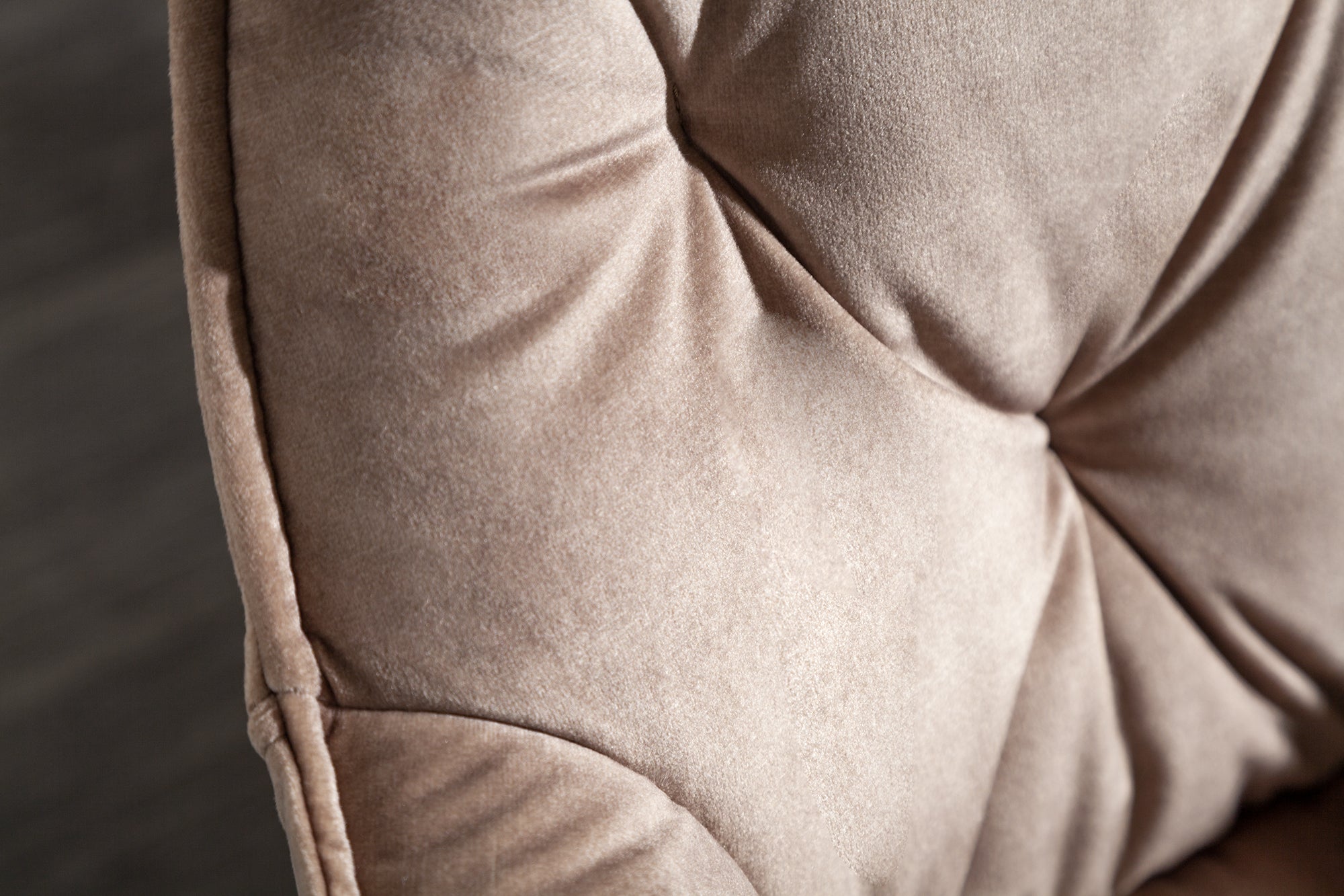 Chaise design MILANO velours beige champagne avec accoudoir tapissée pieds métal noir
