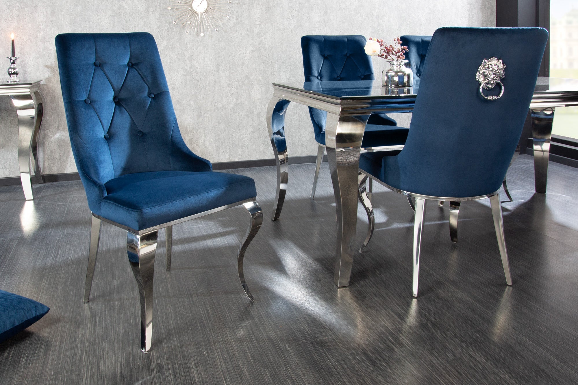 Juego de 2x sillas de diseño BARROCO MODERNO en terciopelo azul real con cabeza de león plateada