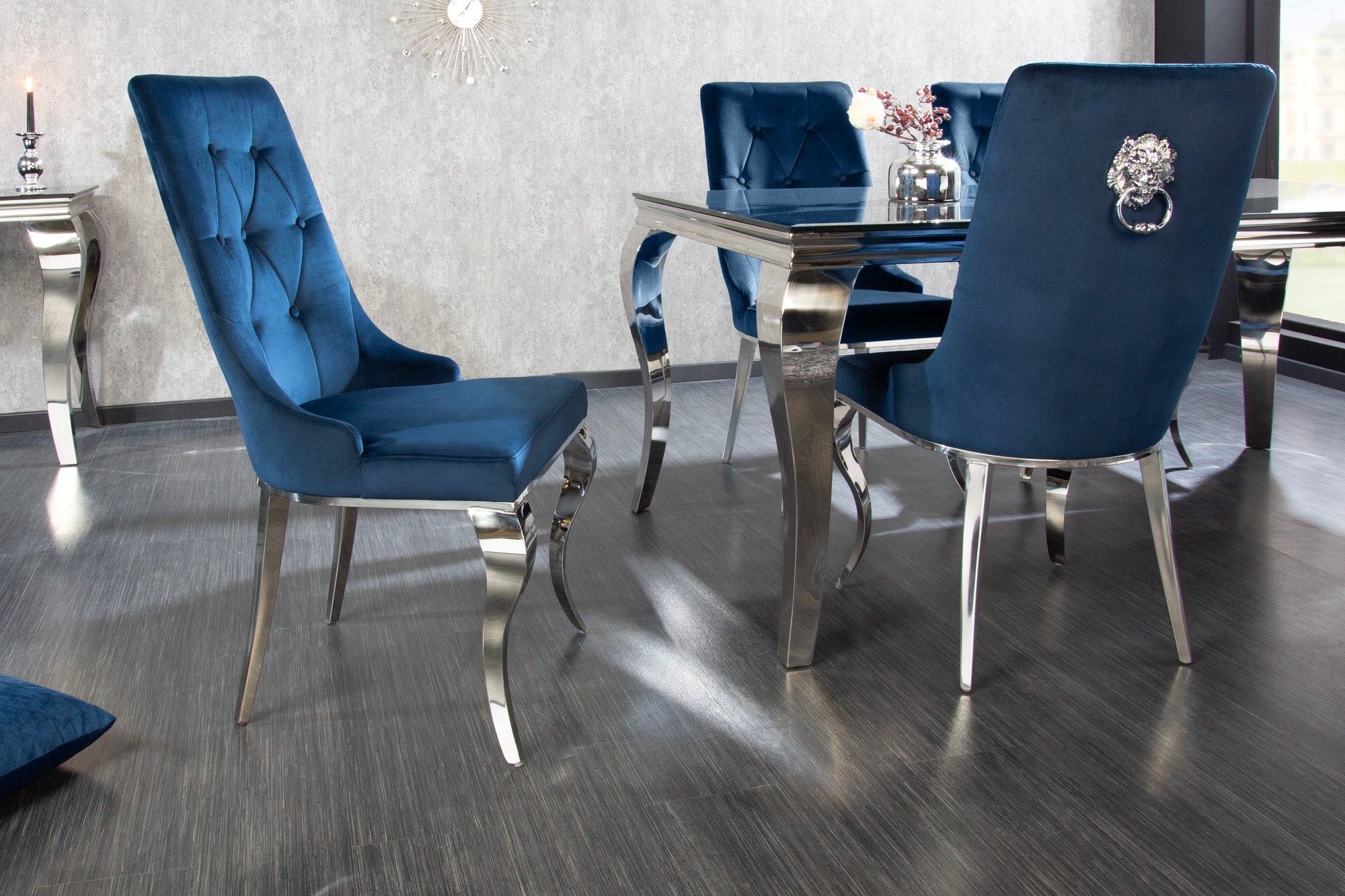 Juego de 2x sillas de diseño BARROCO MODERNO en terciopelo azul real con cabeza de león plateada
