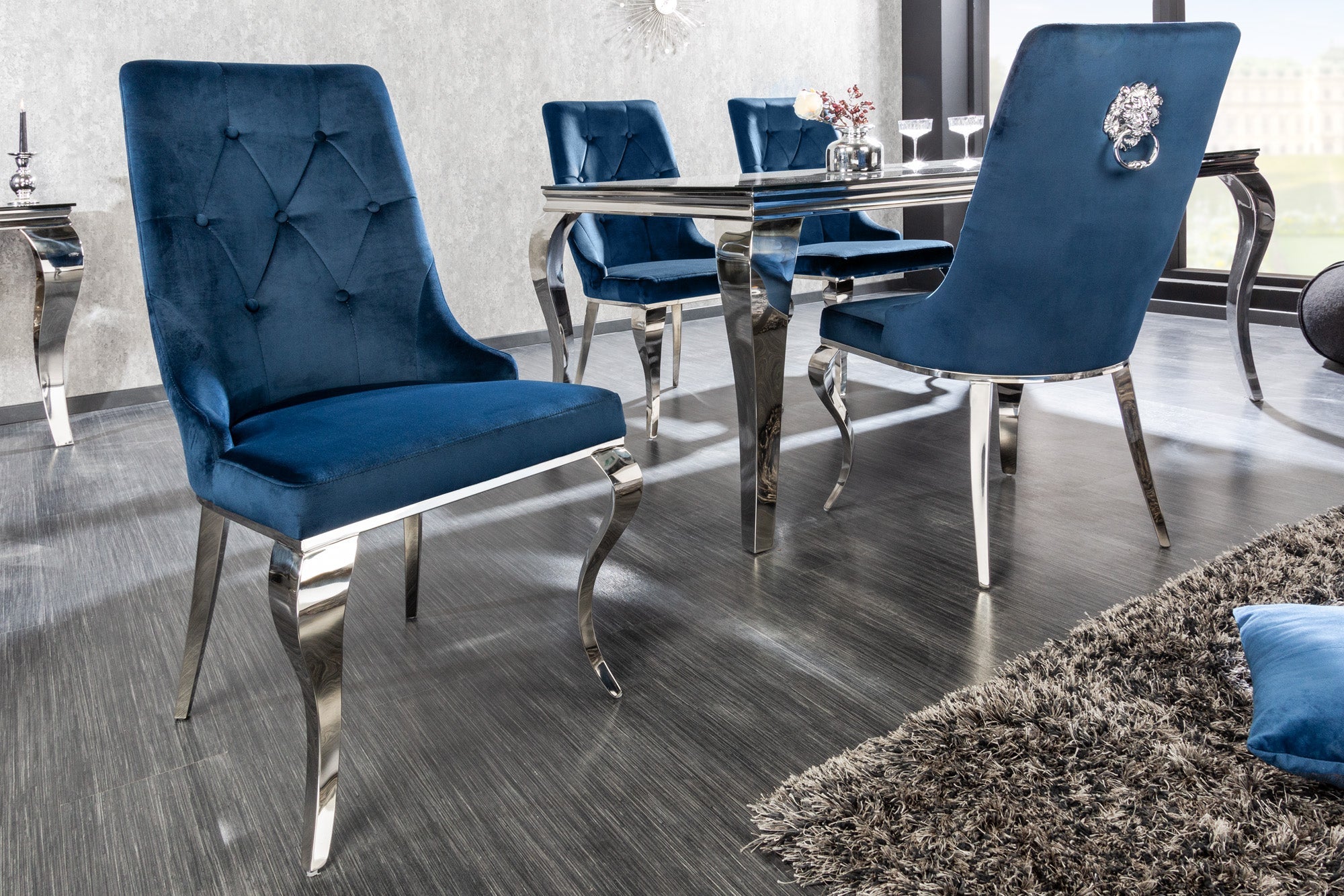 Juego de 2x sillas de diseño BARROCO MODERNO en terciopelo azul real con cabeza de león plateada