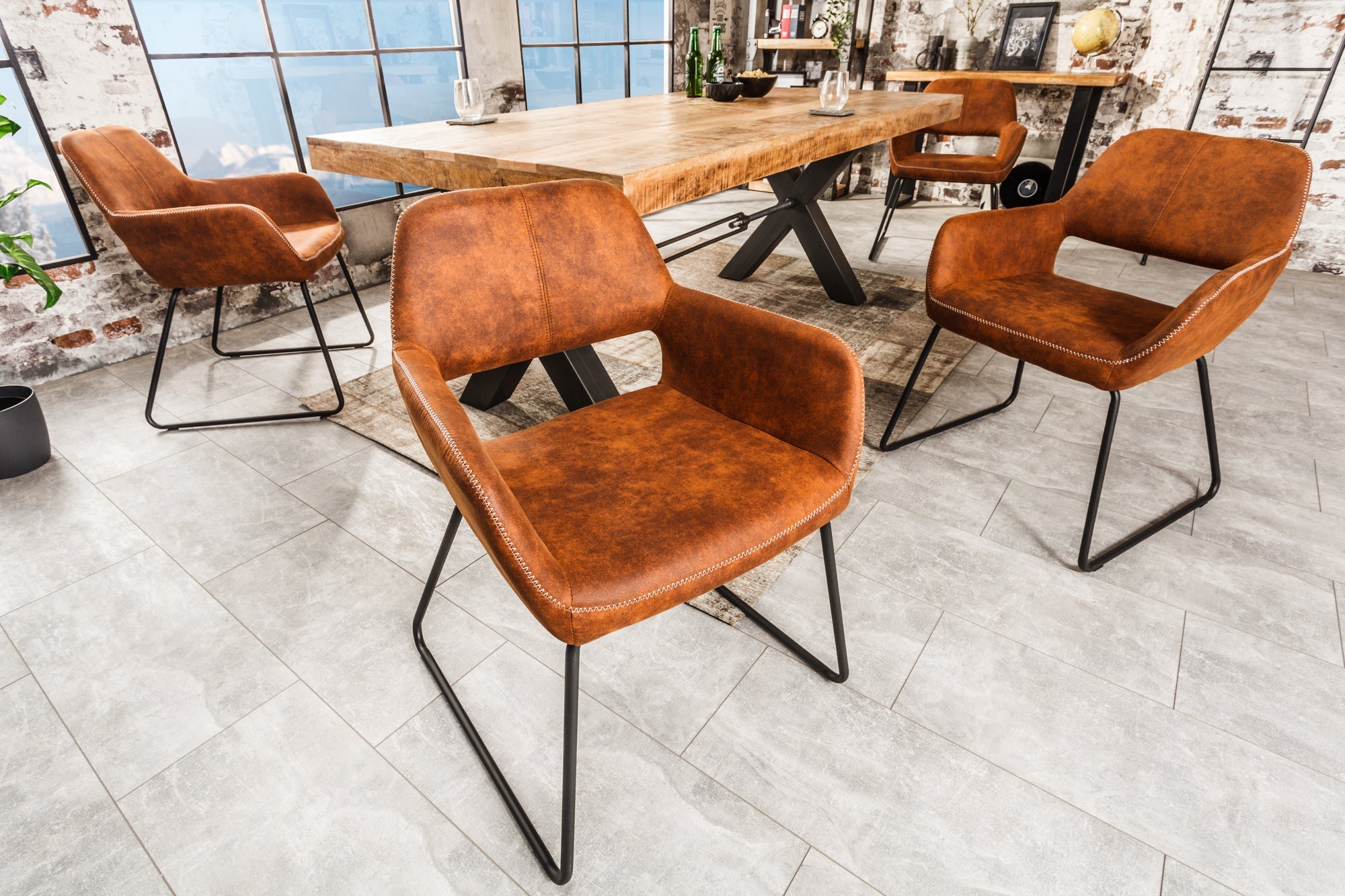 Silla de diseño MUSTANG de microfibra marrón antiguo con reposabrazos