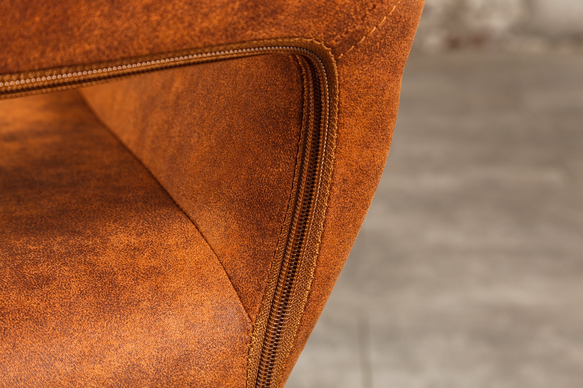 Silla de diseño MUSTANG de microfibra marrón antiguo con reposabrazos