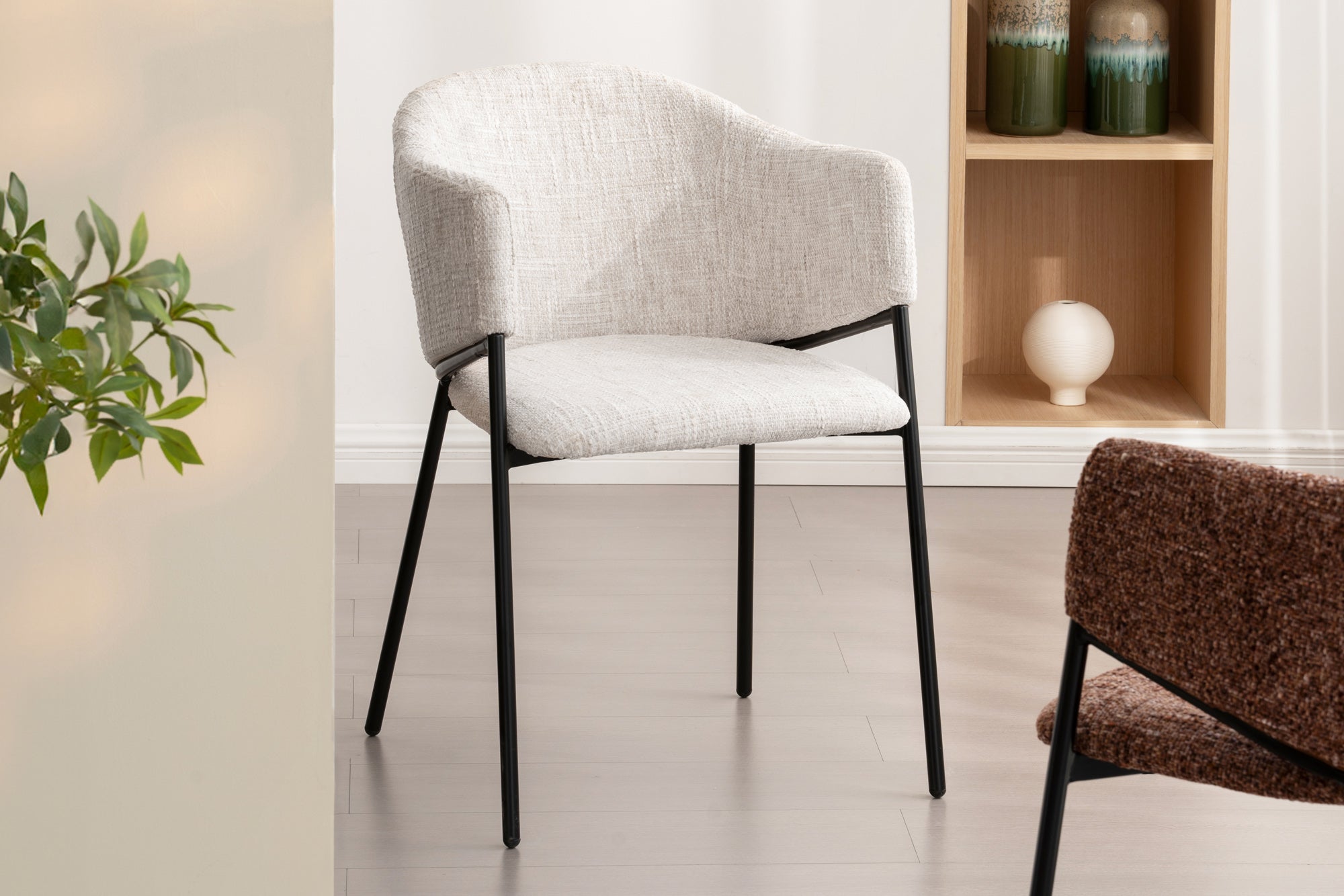 Lote de 2 sillas de chenilla beige de diseño NOBLESSE con estructura de metal negro