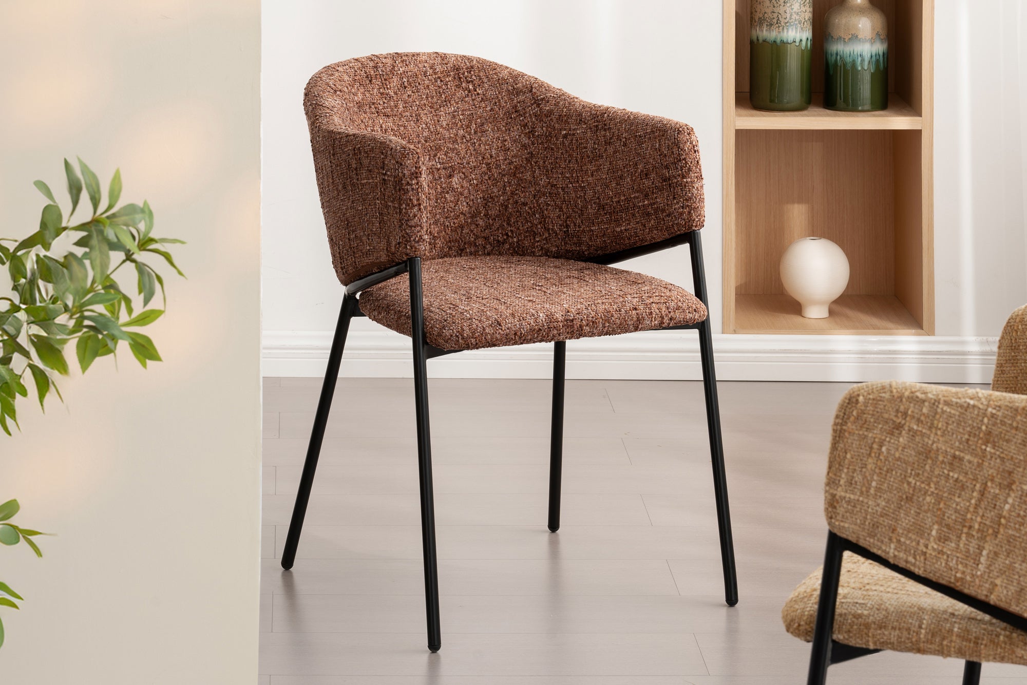 Lote de 2 sillas de chenilla marrón de diseño NOBLESSE con estructura de metal negro