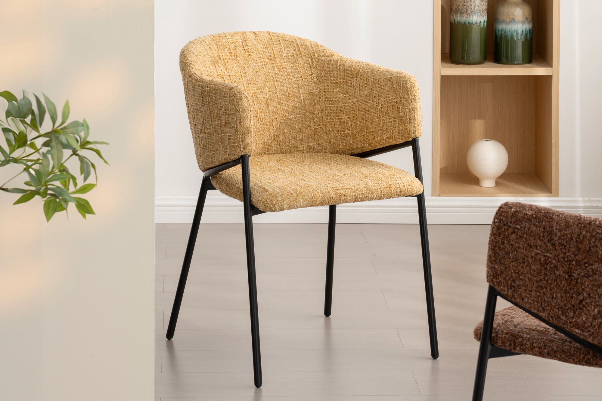 Lote de 2 sillas de diseño NOBLESSE de chenilla amarillo mostaza, estructura de metal negro