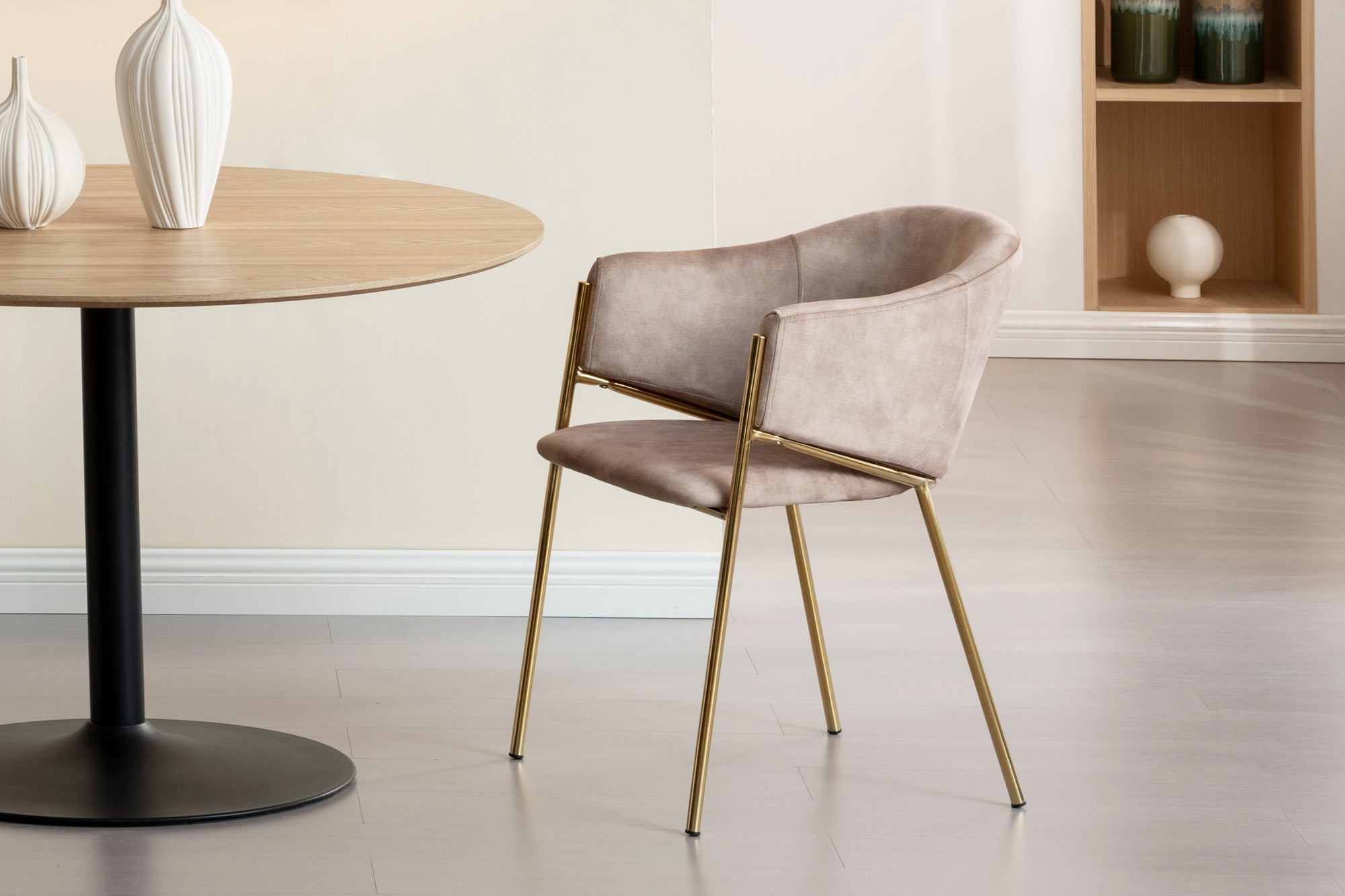 Lote de 2 sillas de diseño NOBLESSE, terciopelo beige champán, estructura de metal cromado dorado