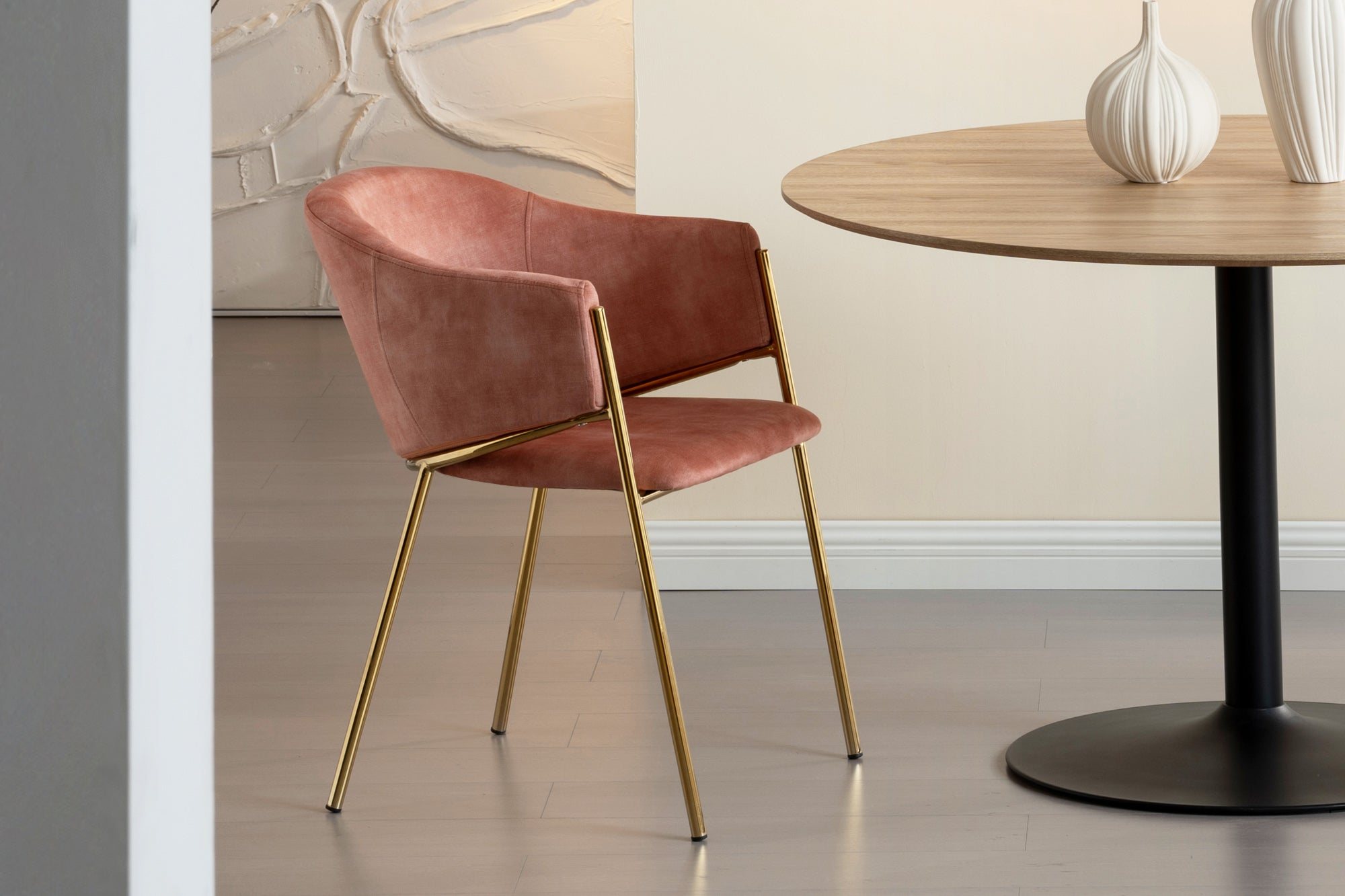 Juego de 2 sillas de diseño NOBLESSE de terciopelo rosa con estructura de metal cromado dorado de aspecto retro