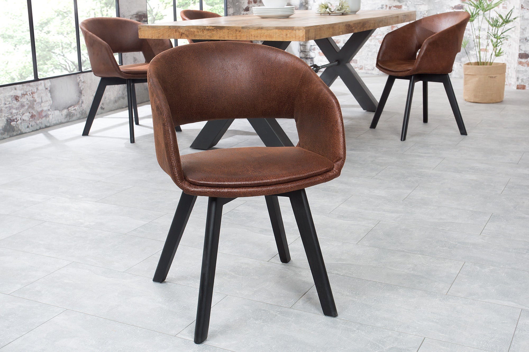 Juego de 2 sillas de diseño NORDIC STAR de madera maciza de microfibra marrón antiguo con tapicería y reposabrazos negros