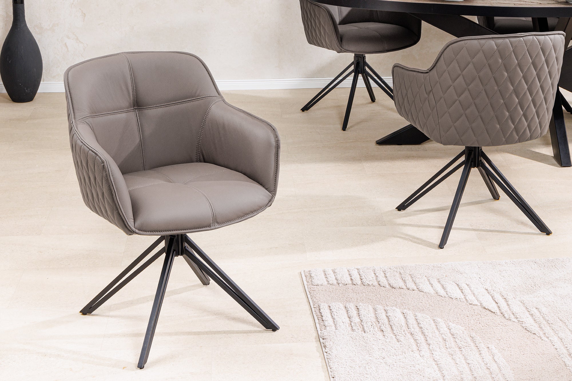 Juego de 2 sillas giratorias de diseño EUPHORIA de cuero auténtico color topo, estructura de metal negro con reposabrazos
