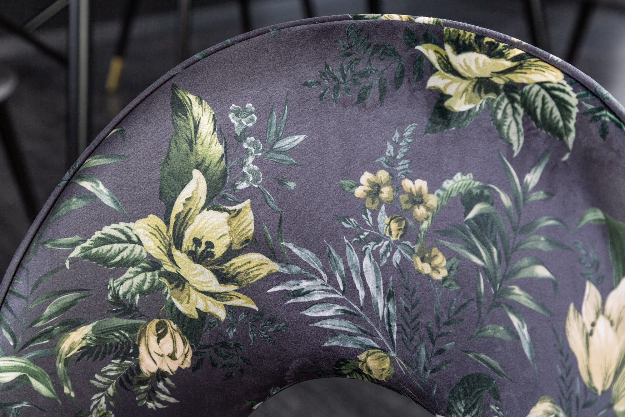 Lote de 2 sillas de diseño READY-TO-WEAR de terciopelo gris con motivos florales y patas doradas