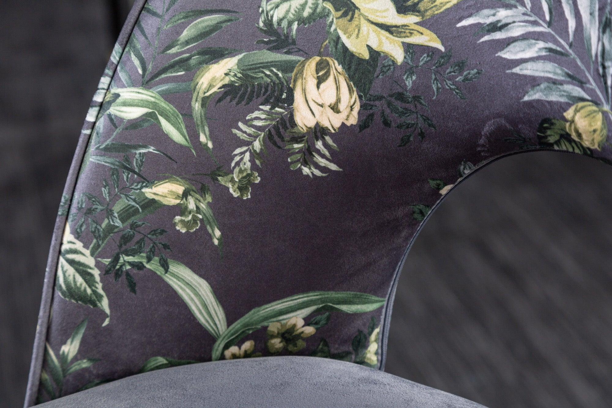 Lote de 2 sillas de diseño READY-TO-WEAR de terciopelo gris con motivos florales y patas doradas