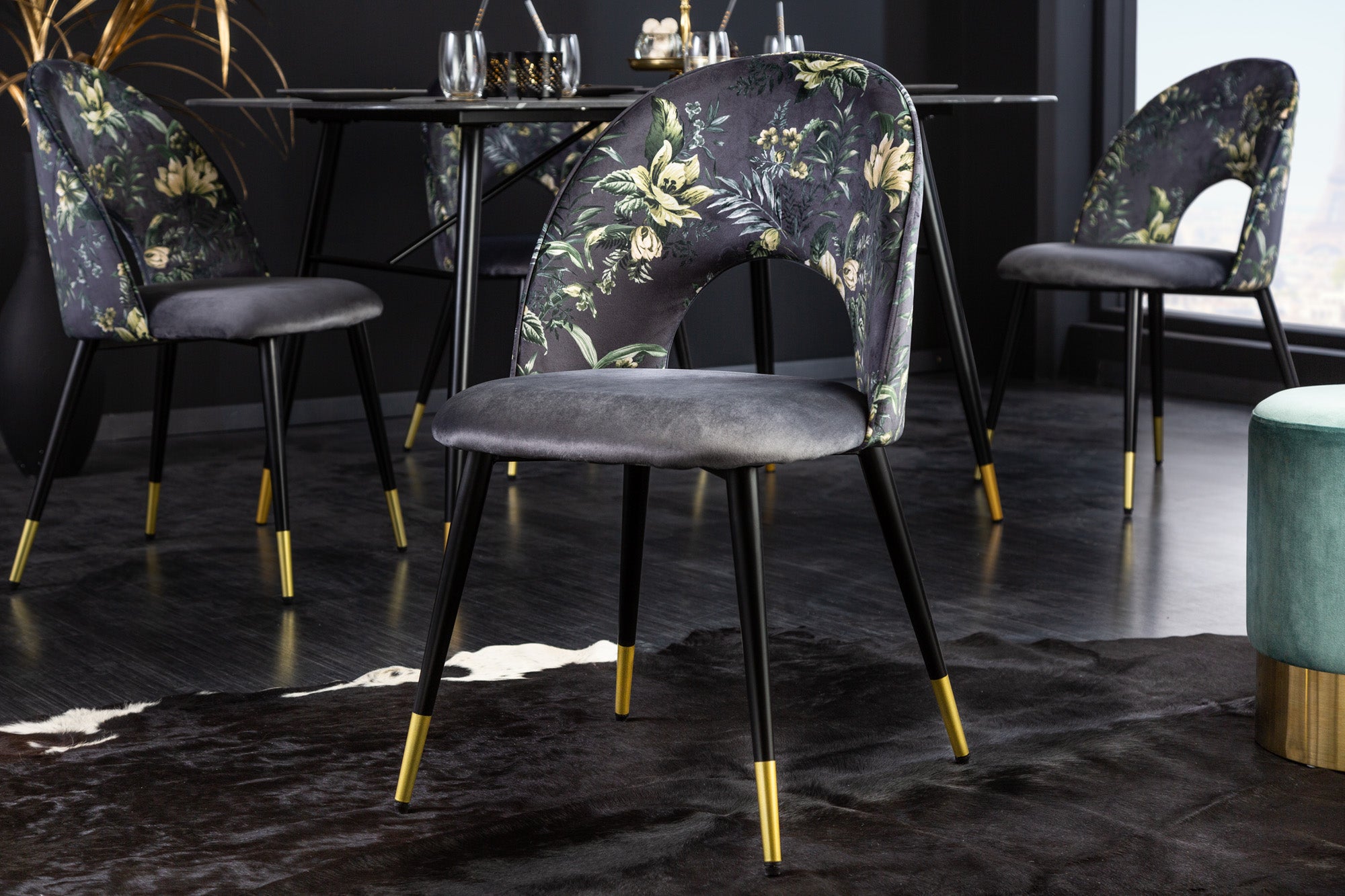 Lote de 2 sillas de diseño READY-TO-WEAR de terciopelo gris con motivos florales y patas doradas