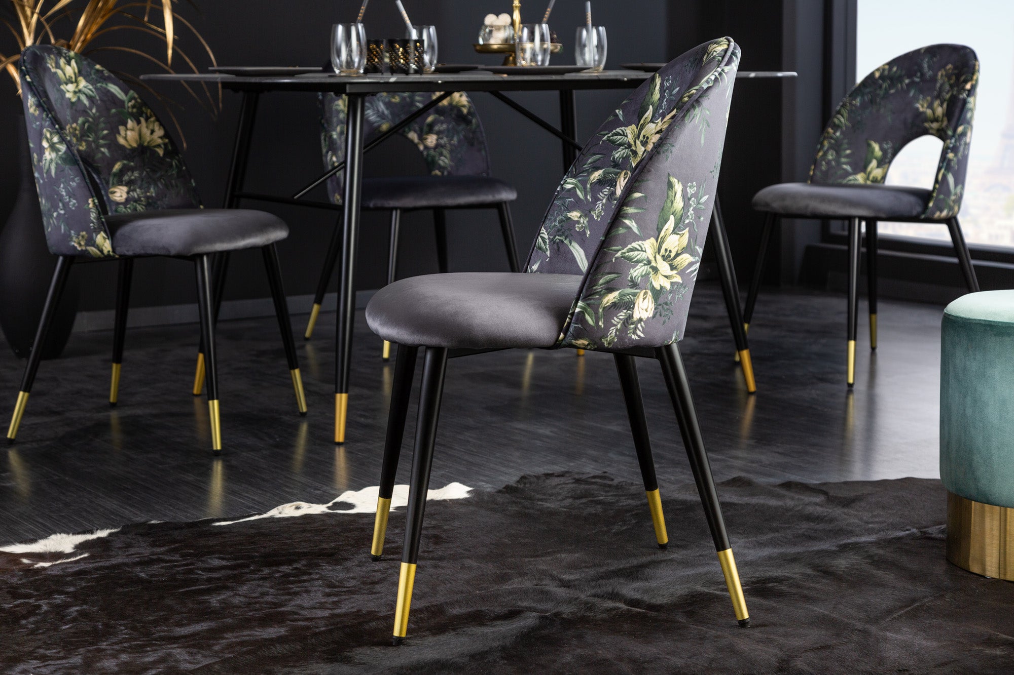 Lote de 2 sillas de diseño READY-TO-WEAR de terciopelo gris con motivos florales y patas doradas