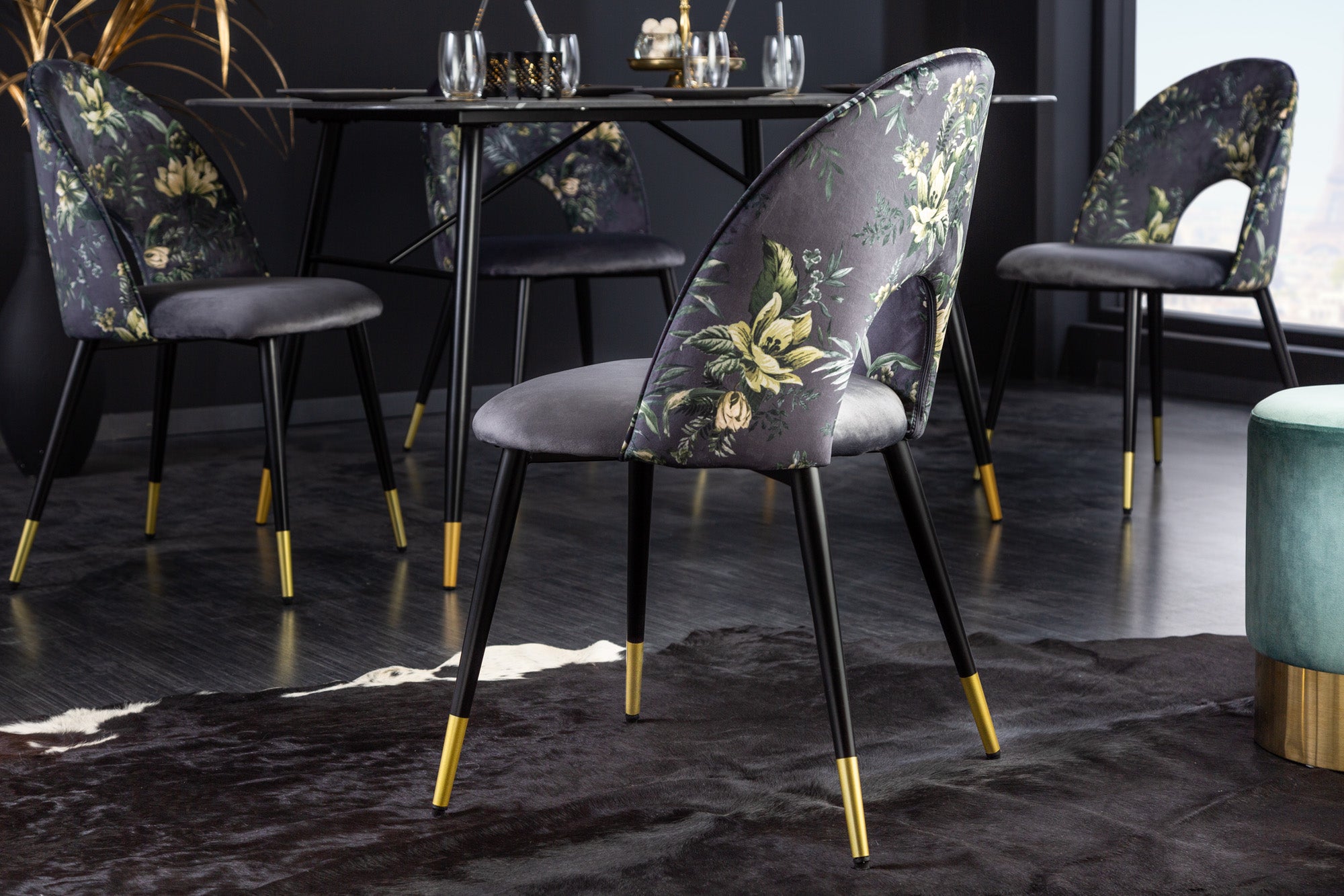 Lote de 2 sillas de diseño READY-TO-WEAR de terciopelo gris con motivos florales y patas doradas