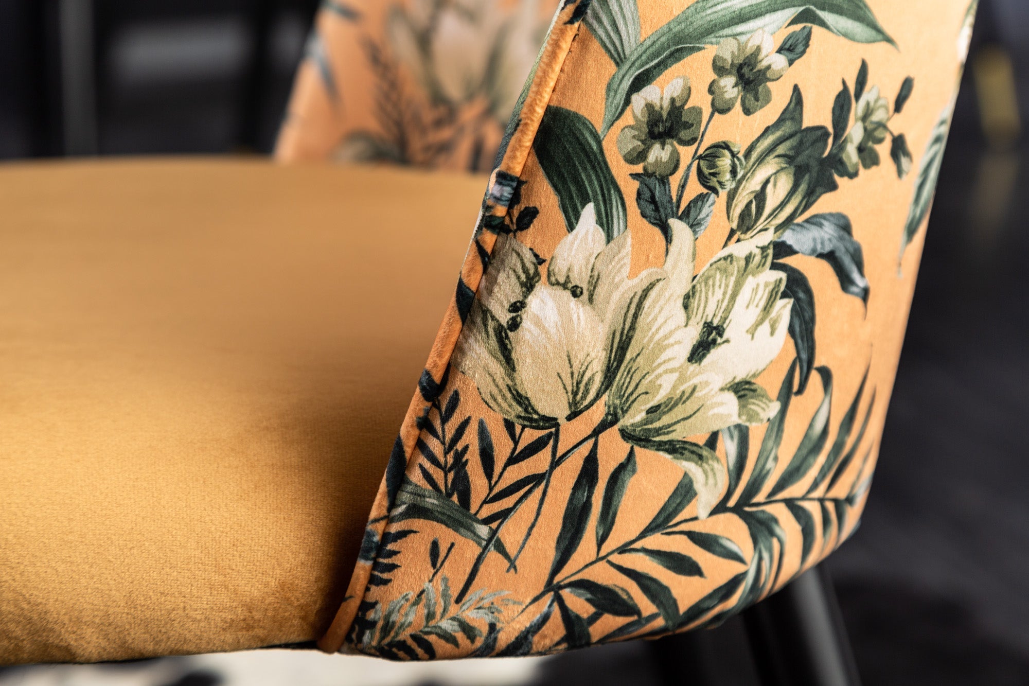 Lote de 2 sillas de diseño READY-TO-WEAR de terciopelo amarillo con motivos florales y patas doradas