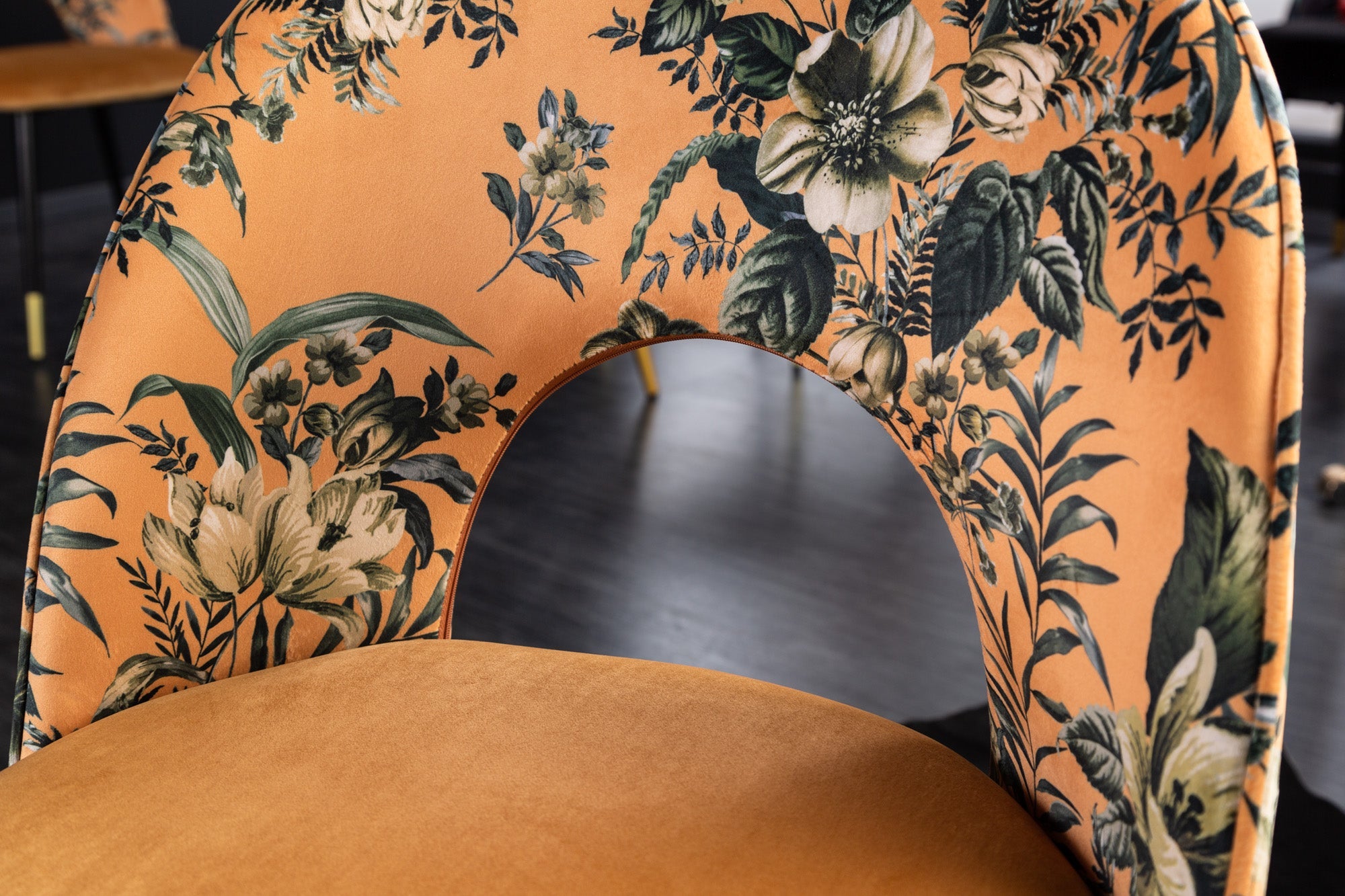 Lote de 2 sillas de diseño READY-TO-WEAR de terciopelo amarillo con motivos florales y patas doradas