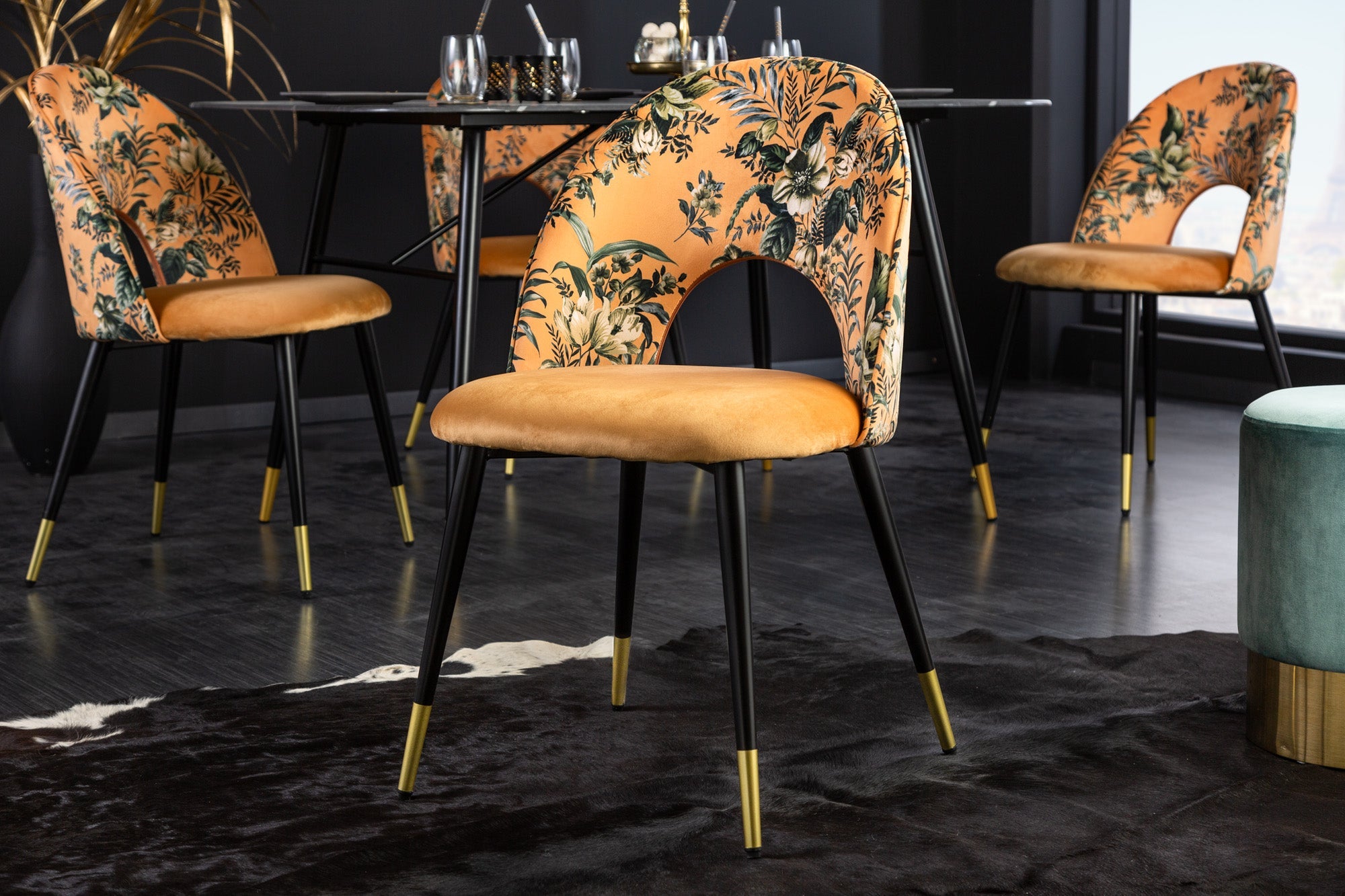 Lote de 2 sillas de diseño READY-TO-WEAR de terciopelo amarillo con motivos florales y patas doradas
