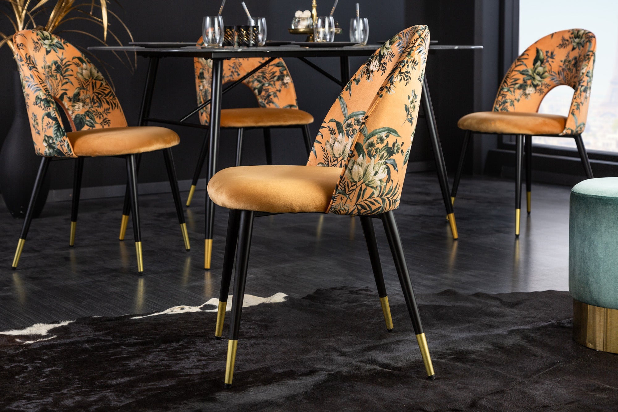 Lote de 2 sillas de diseño READY-TO-WEAR de terciopelo amarillo con motivos florales y patas doradas