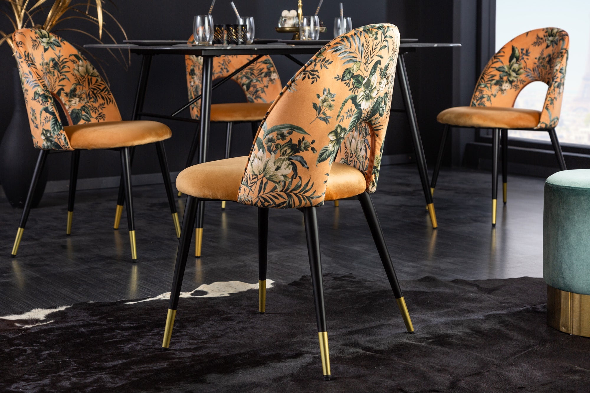 Lote de 2 sillas de diseño READY-TO-WEAR de terciopelo amarillo con motivos florales y patas doradas