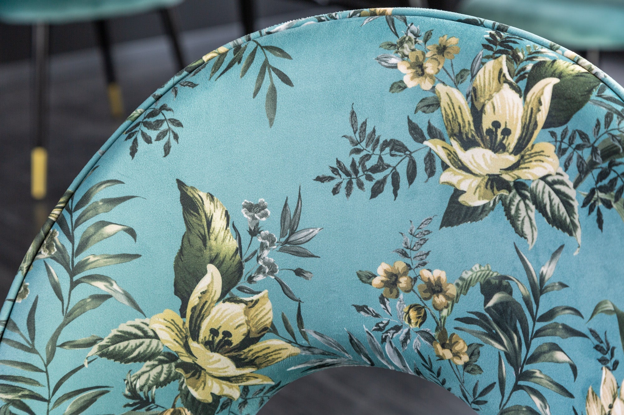 Lote de 2 sillas de diseño READY-TO-WEAR en terciopelo turquesa con motivo floral y remates dorados en las patas