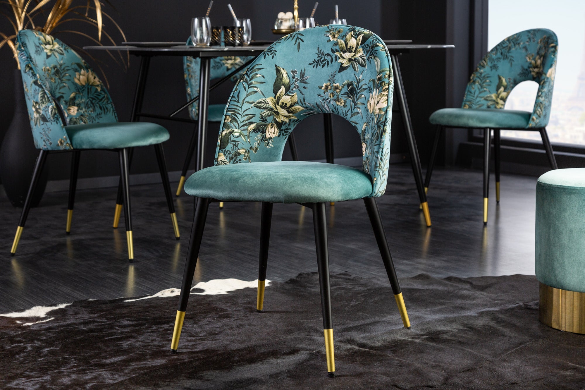 Lote de 2 sillas de diseño READY-TO-WEAR en terciopelo turquesa con motivo floral y remates dorados en las patas
