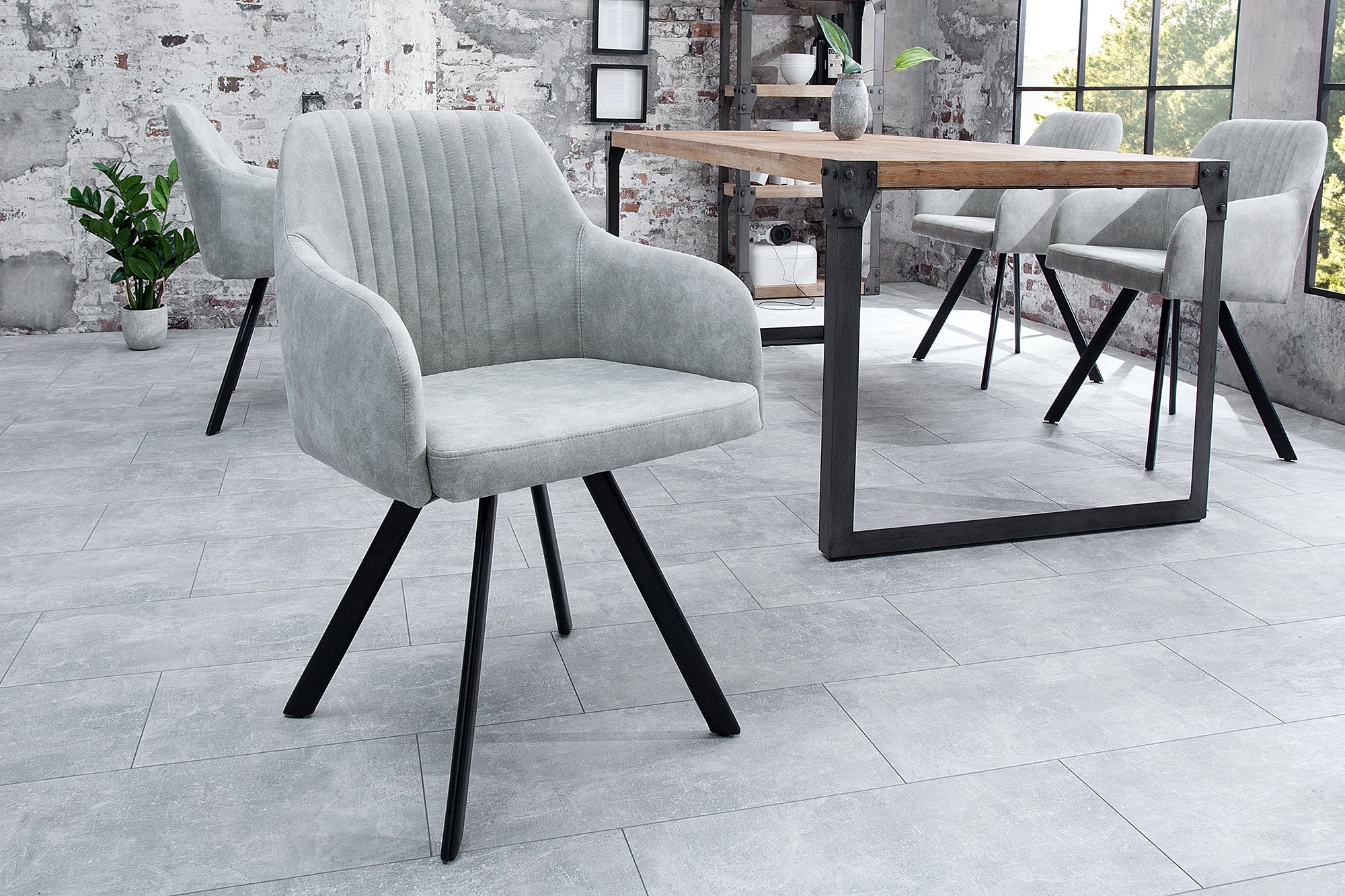 Silla LUCCA de diseño retro en microfibra gris piedra con reposabrazos acolchados