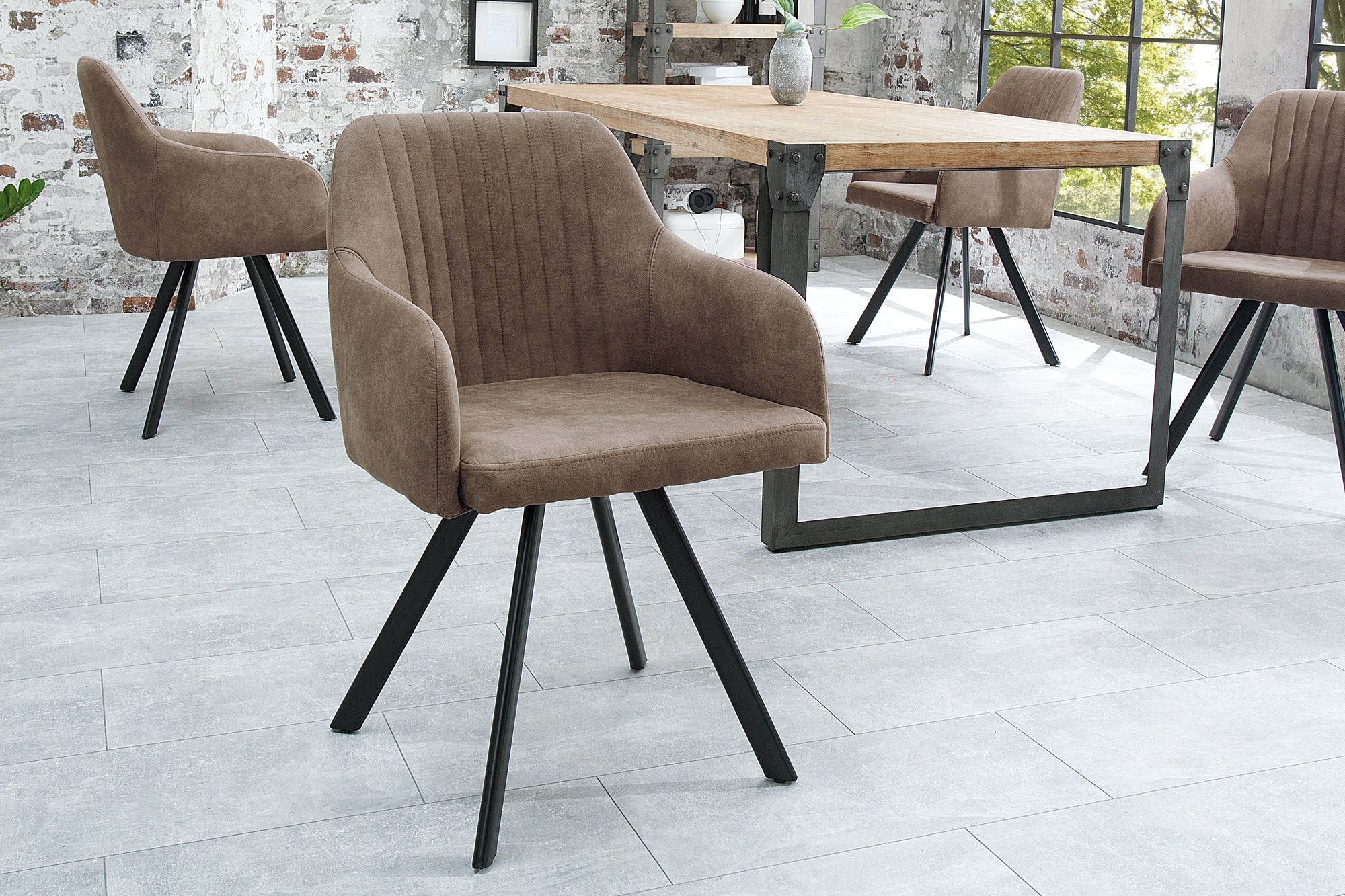 Silla LUCCA de diseño retro en microfibra de color topo antiguo con reposabrazos acolchados