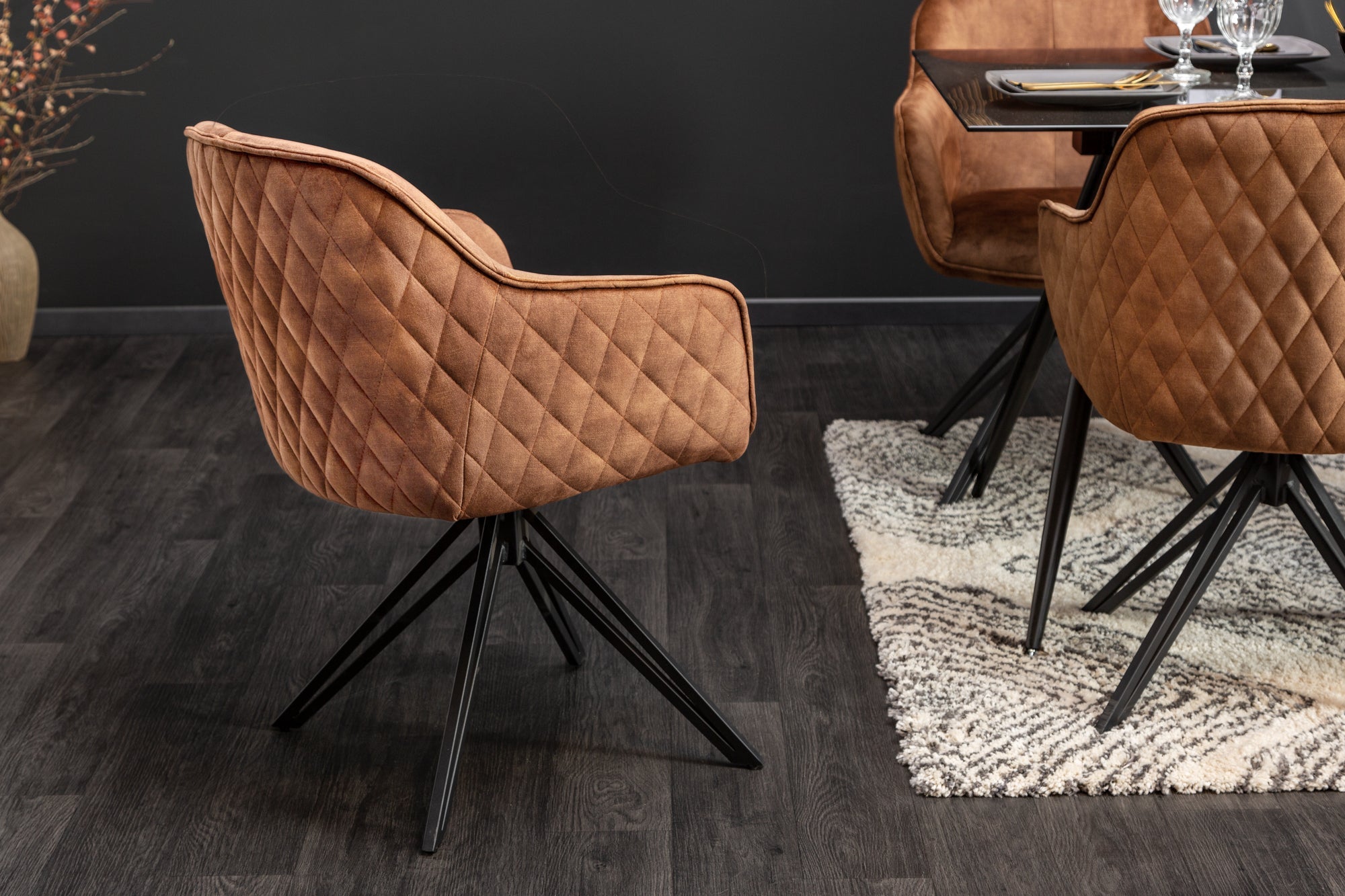 Chaise design rotative EUPHORIA velours marron rouille avec accoudoir structure métal noir