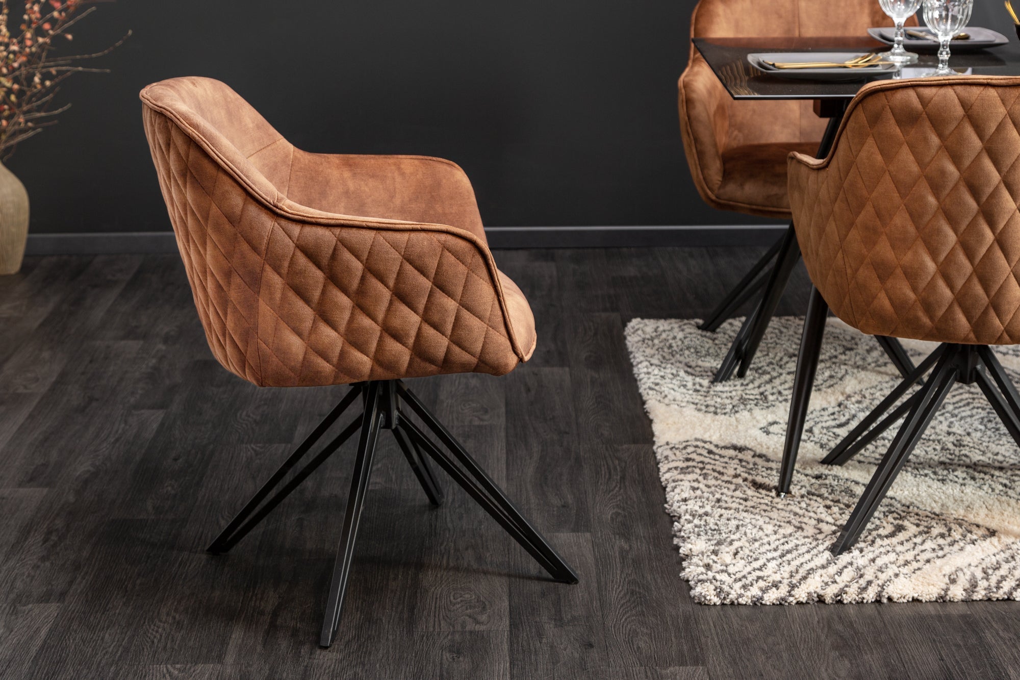 Chaise design rotative EUPHORIA velours marron rouille avec accoudoir structure métal noir