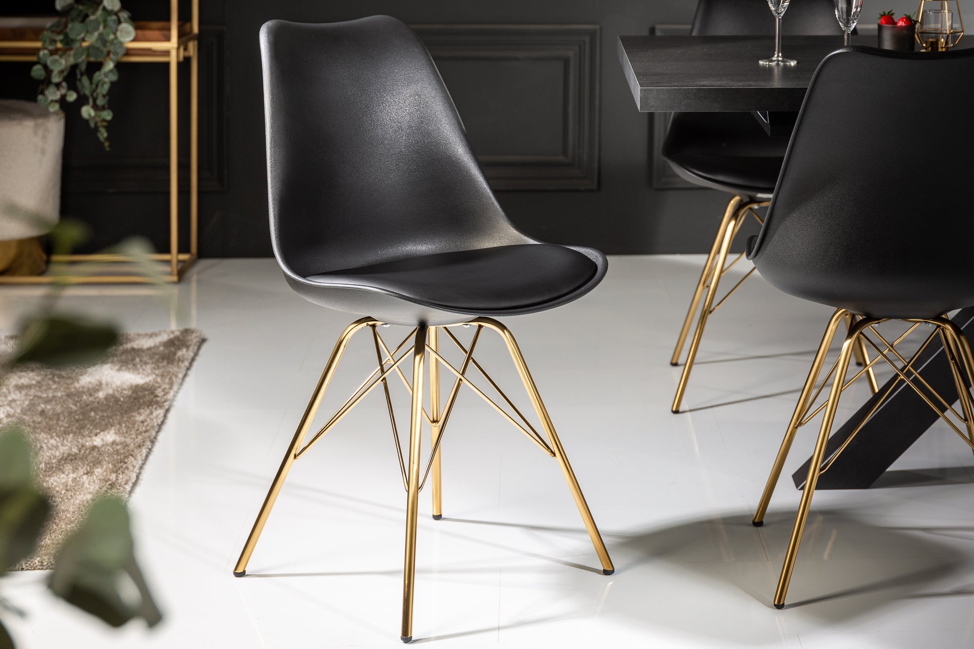 Juego de 2 sillas de diseño SCANDINAVIA MEISTERSTÜCK, patas negras y doradas
