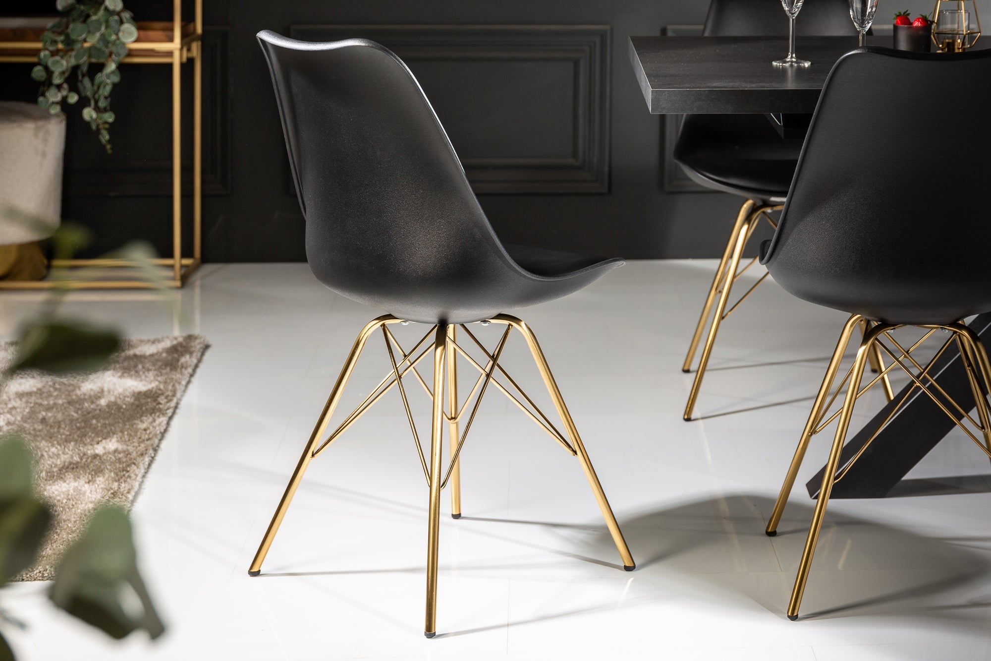 Juego de 2 sillas de diseño SCANDINAVIA MEISTERSTÜCK, patas negras y doradas