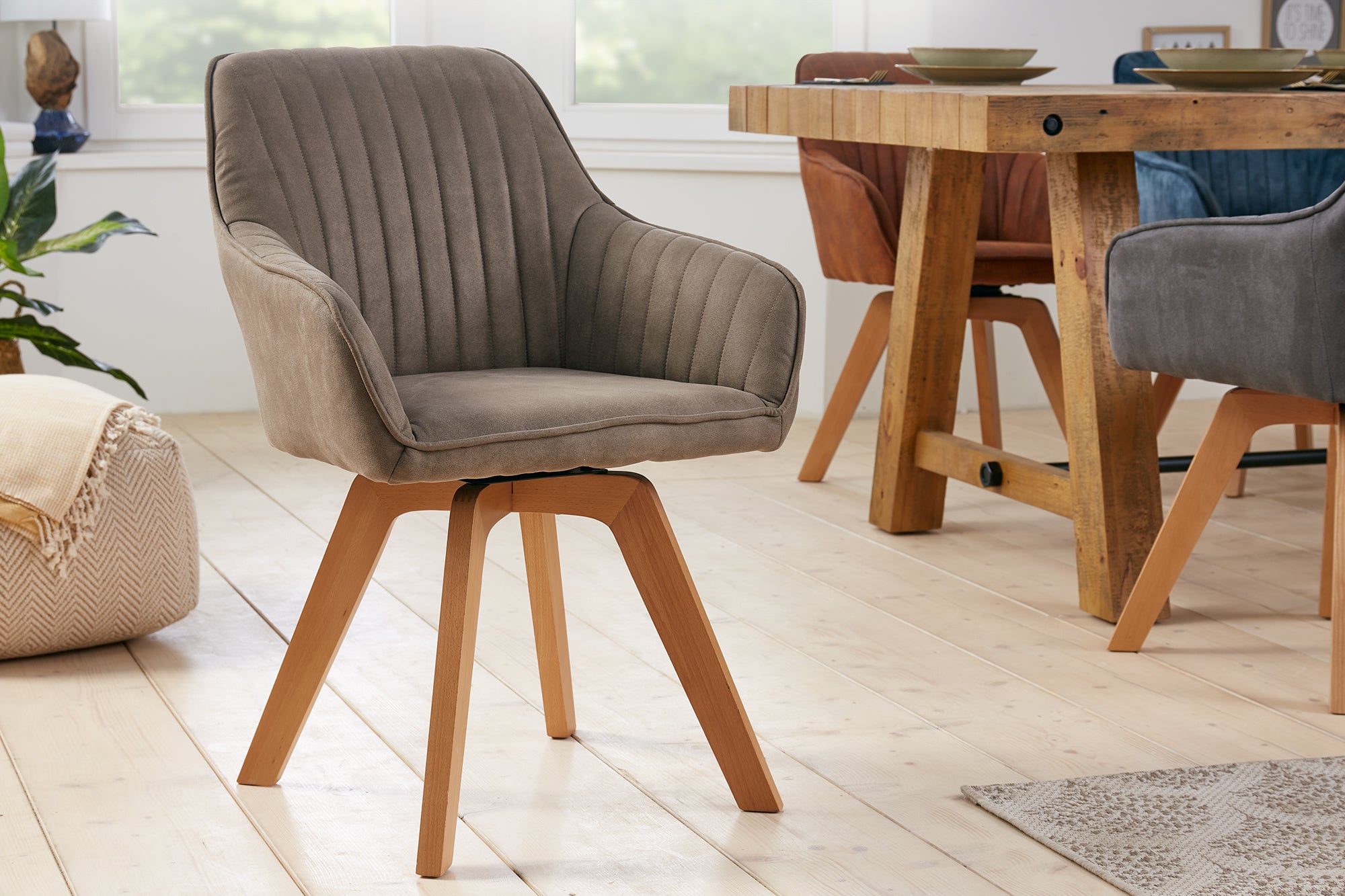 Chaise design tournante LIVORNO pieds en hêtre taupe vintage avec accoudoirs