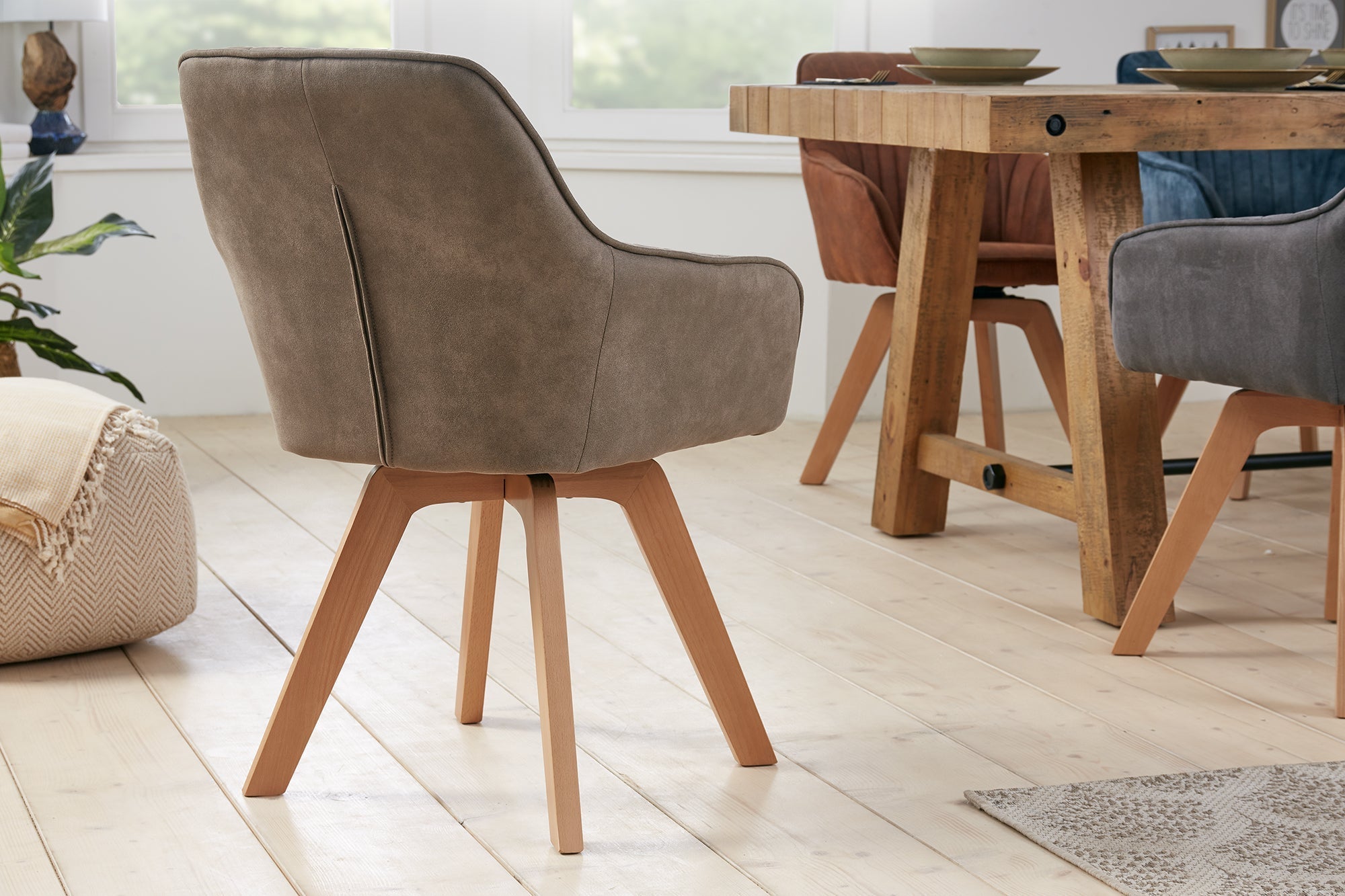 Chaise design tournante LIVORNO pieds en hêtre taupe vintage avec accoudoirs