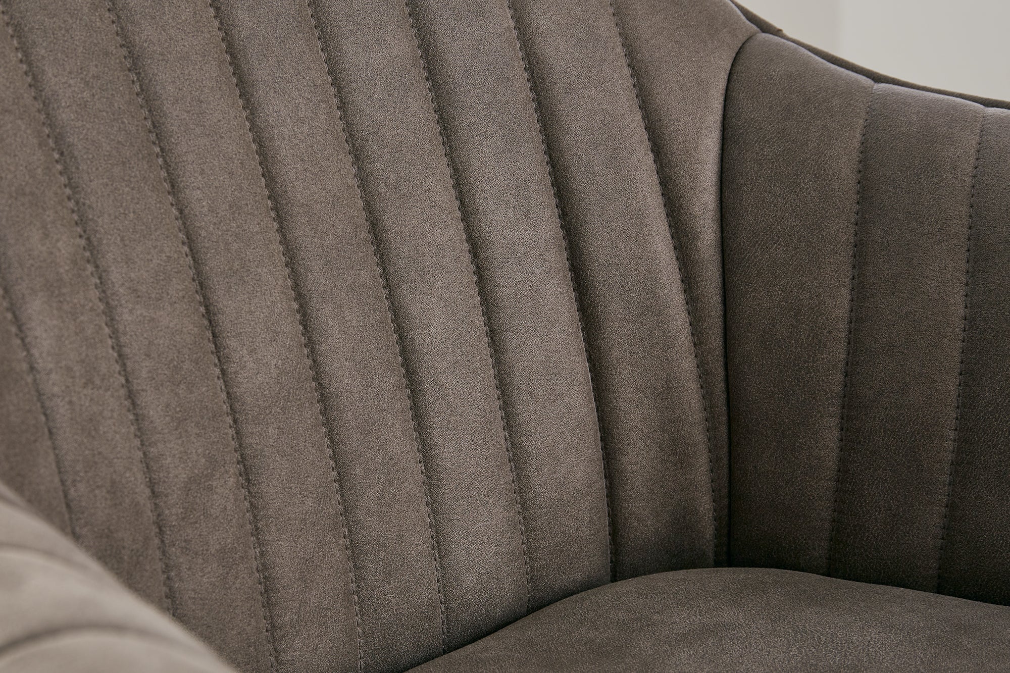 Chaise design tournante LIVORNO pieds en hêtre taupe vintage avec accoudoirs