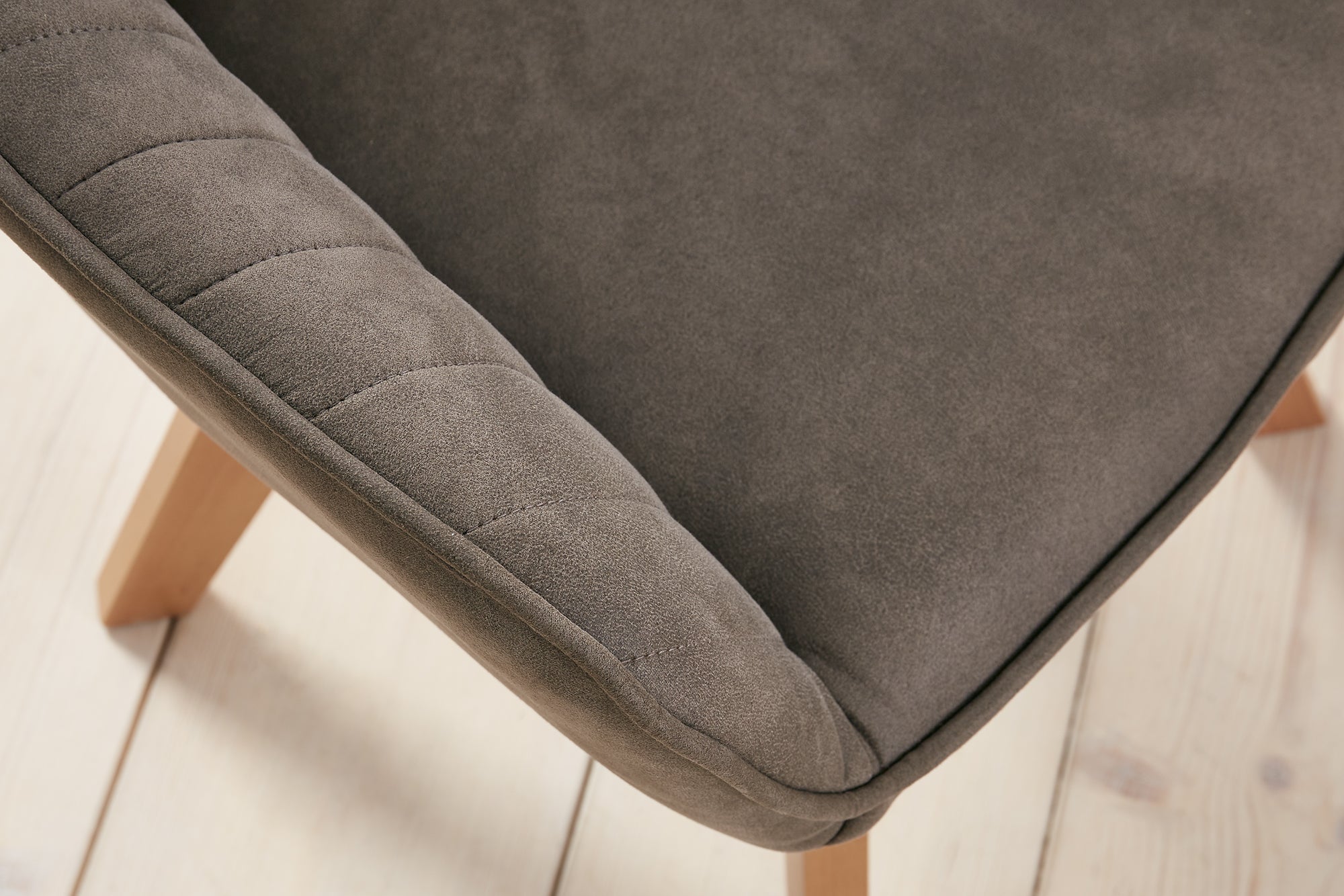 Chaise design tournante LIVORNO pieds en hêtre taupe vintage avec accoudoirs