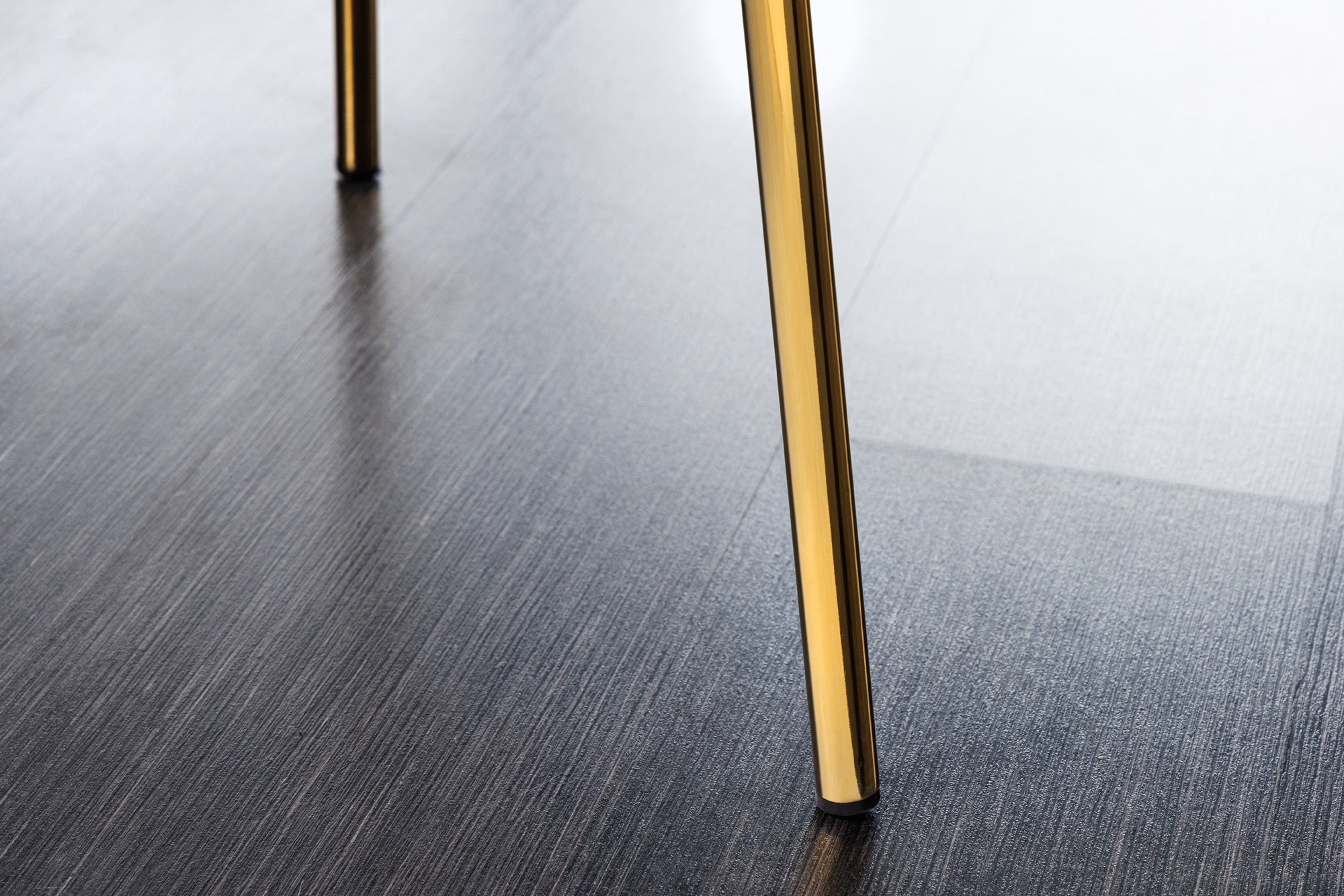Lote de 2 sillas blancas de diseño VOGUE con patas rizadas de metal dorado