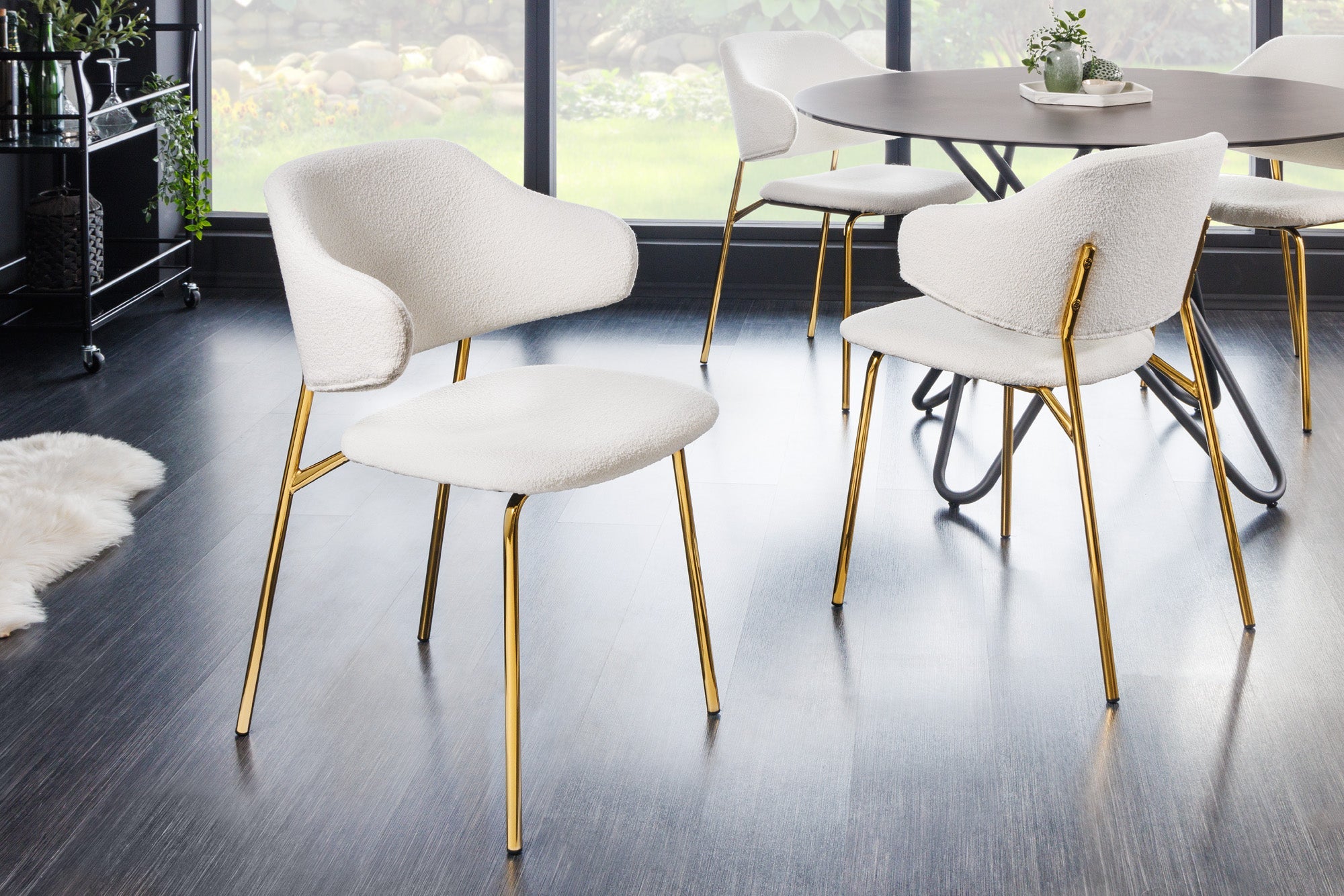 Lote de 2 sillas blancas de diseño VOGUE con patas rizadas de metal dorado