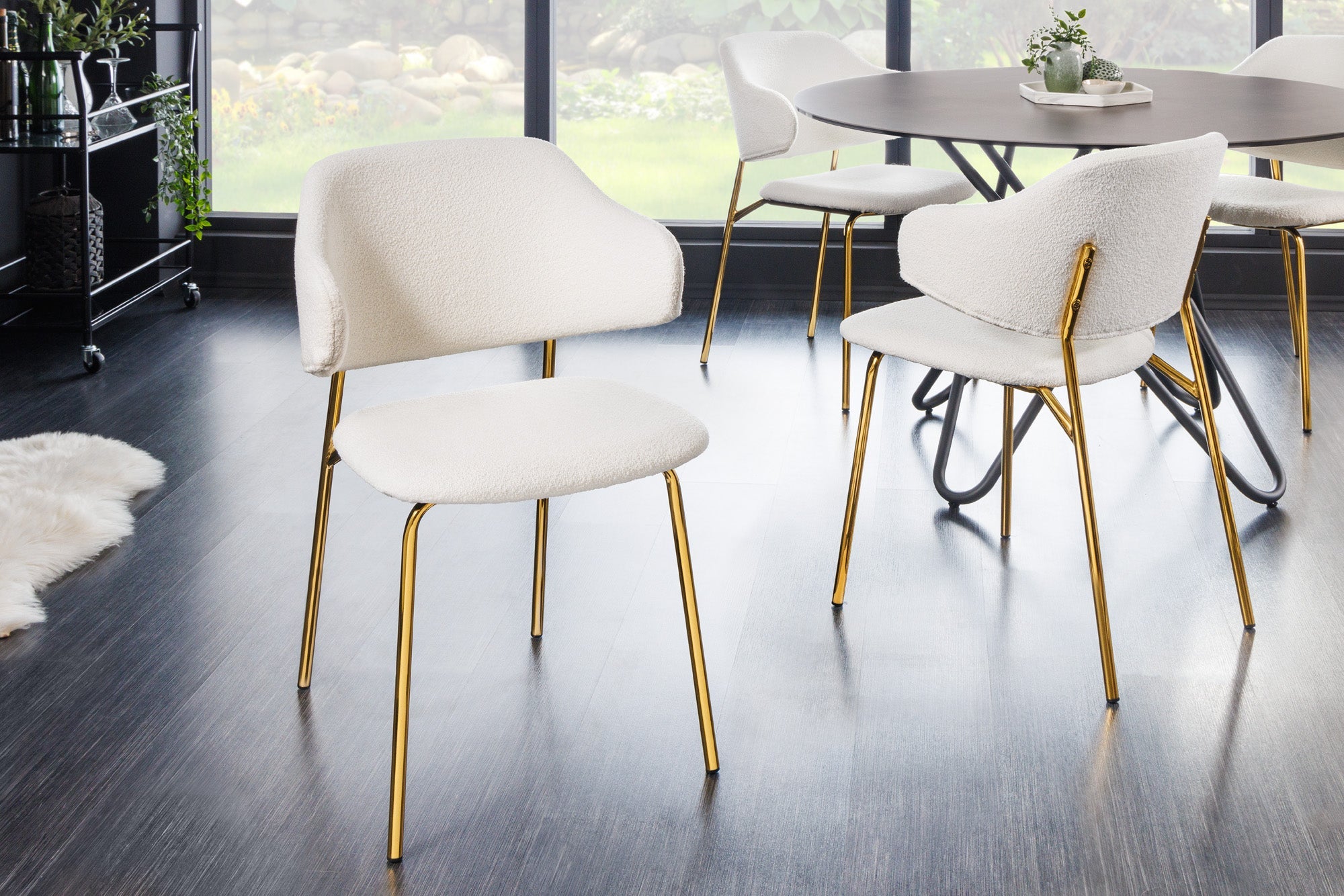 Lote de 2 sillas blancas de diseño VOGUE con patas rizadas de metal dorado