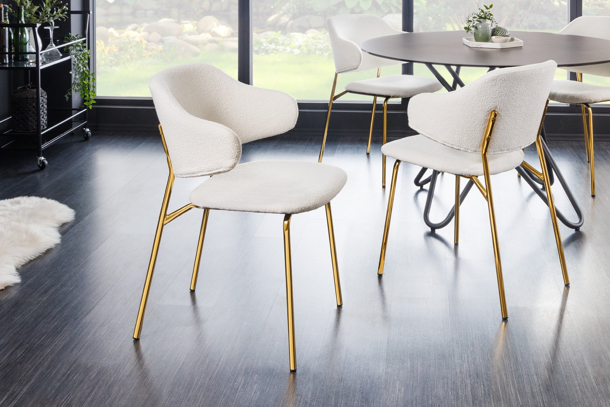 Lote de 2 sillas blancas de diseño VOGUE con patas rizadas de metal dorado