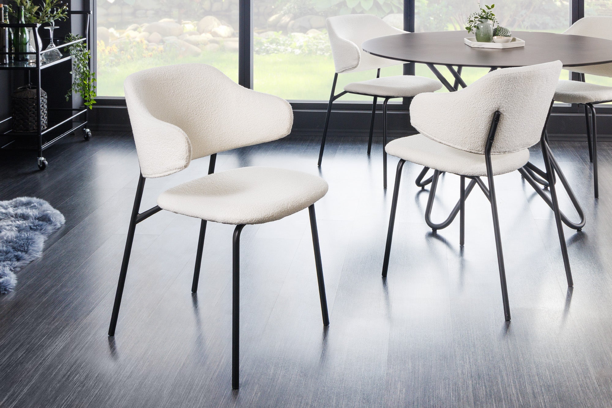 Juego de 2 sillas VOGUE de diseño rizado blanco con patas de metal negro